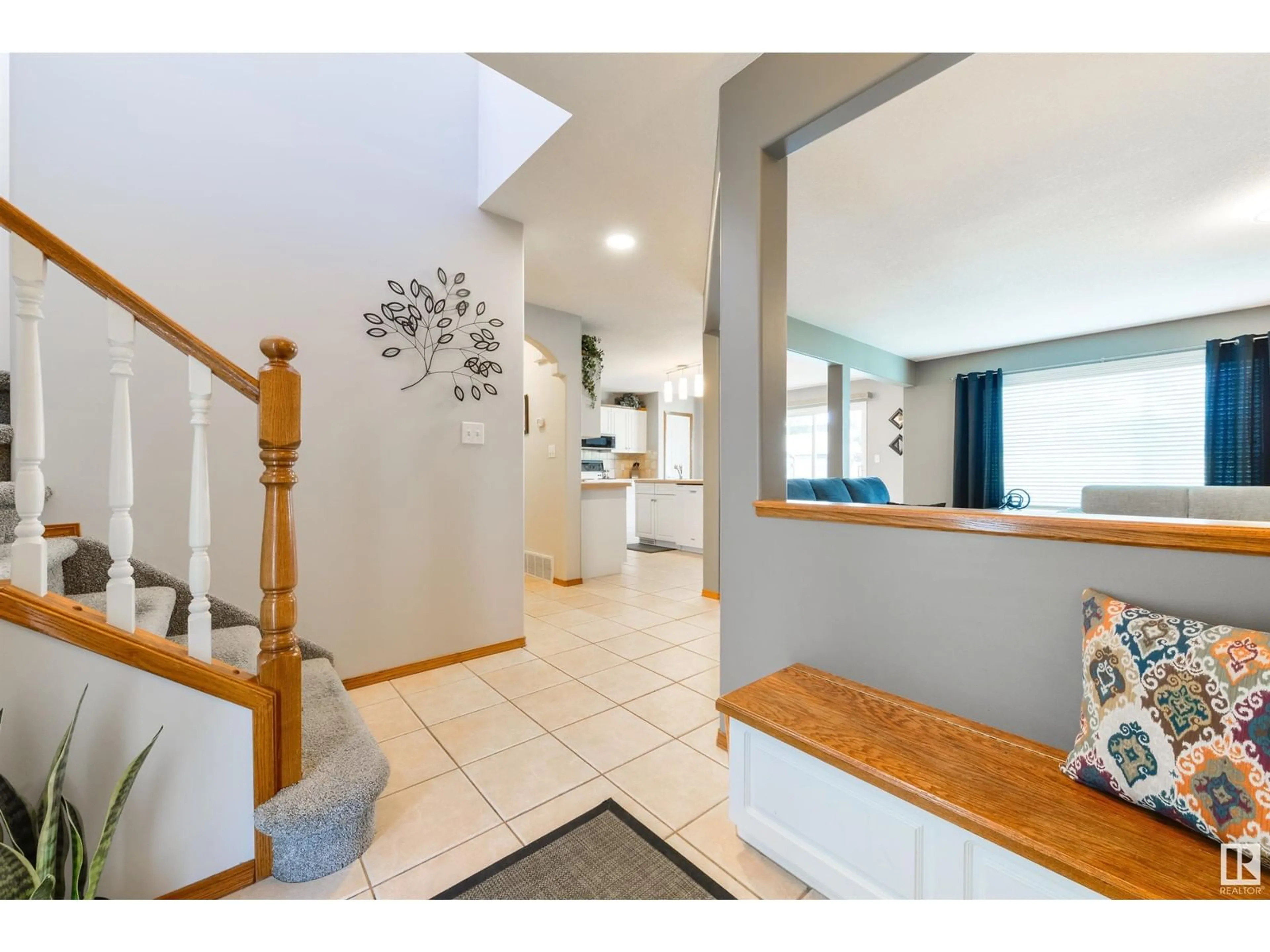 Indoor foyer for 23 DEER PARK WY, Spruce Grove Alberta T7X3K4