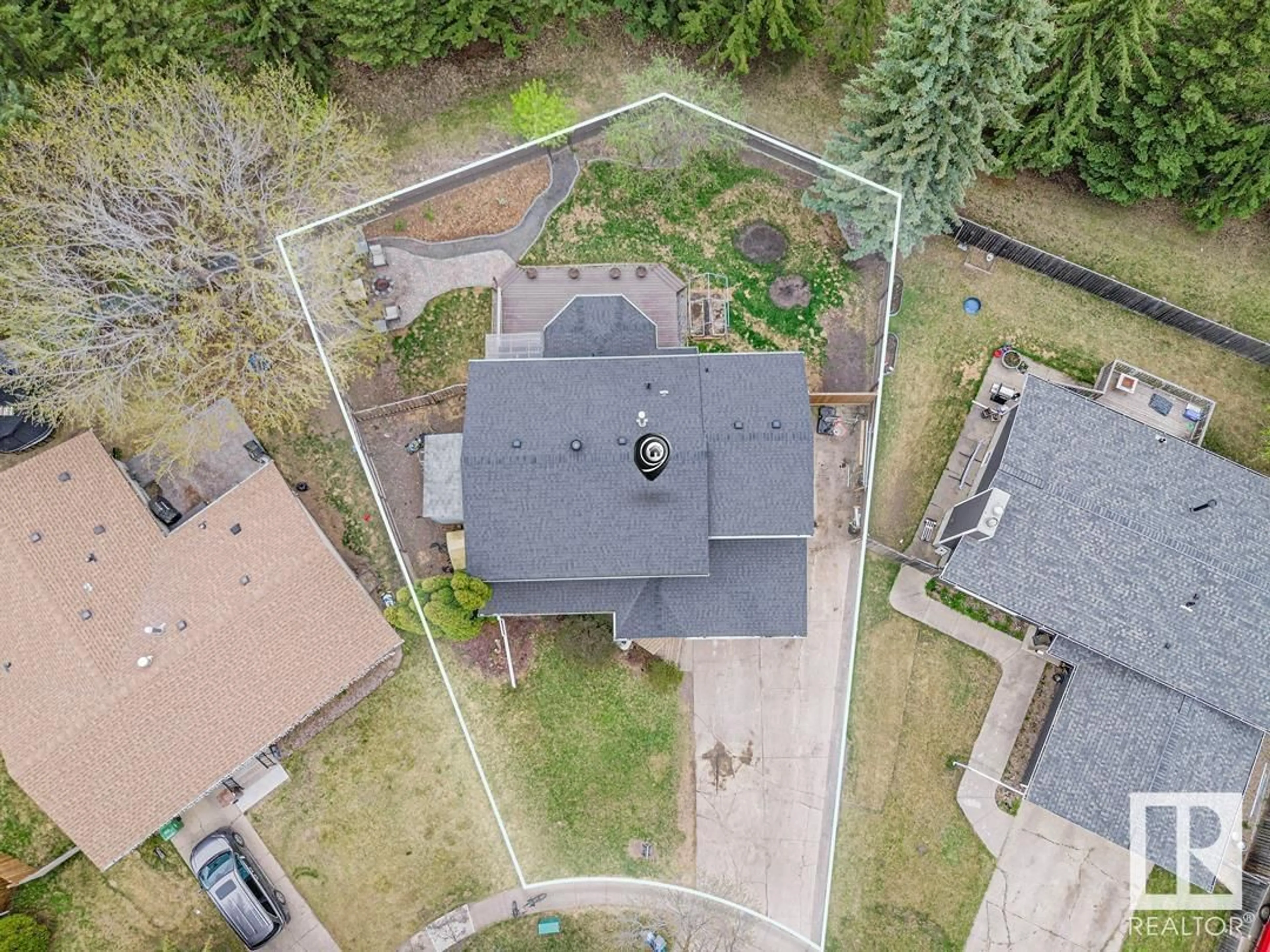 A pic from outside/outdoor area/front of a property/back of a property/a pic from drone, street for 42 ANDREW CR, St. Albert Alberta T8N2V3