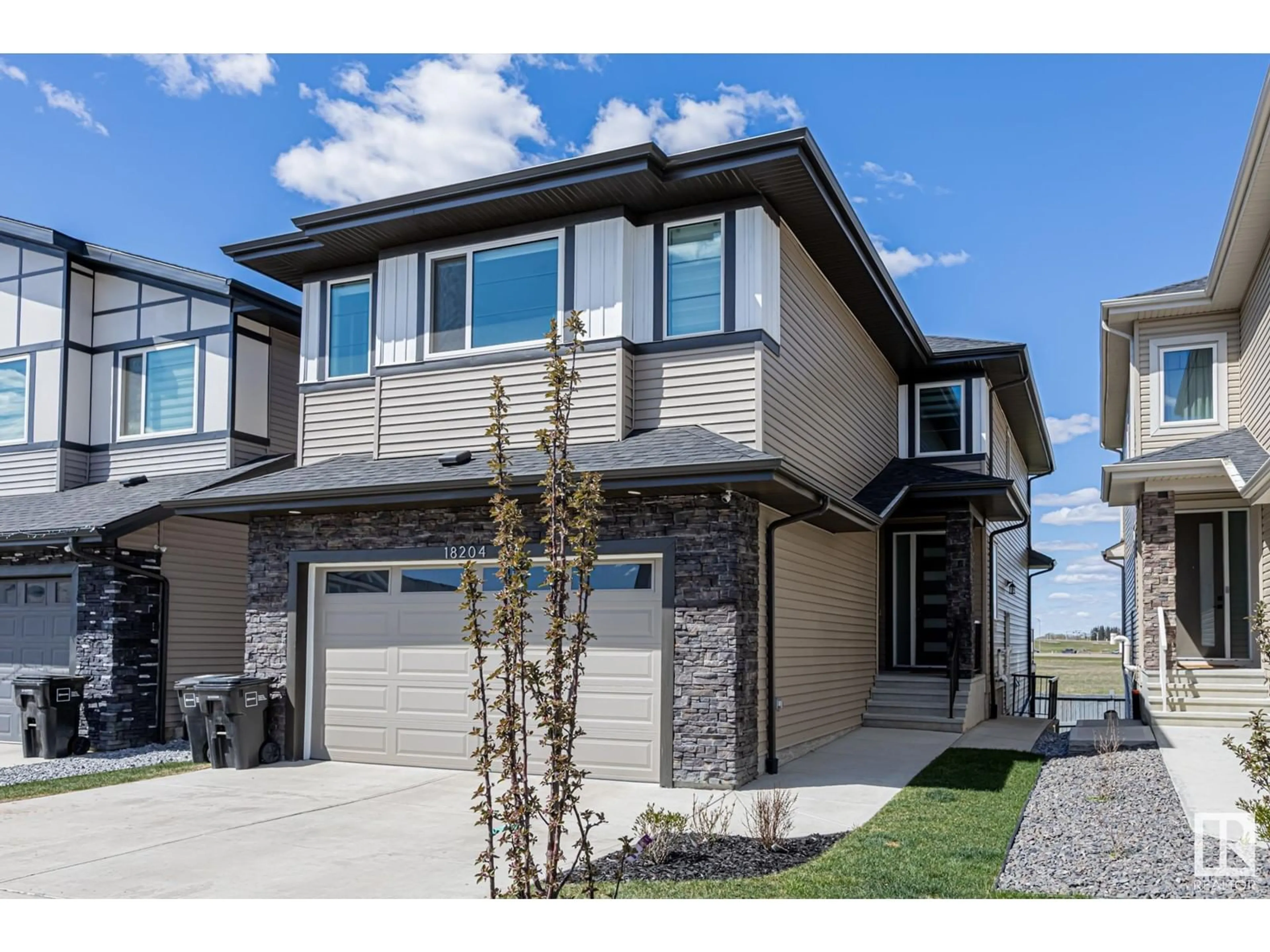 Home with vinyl exterior material, street for 18204 94 ST, Edmonton Alberta T5Z0G6