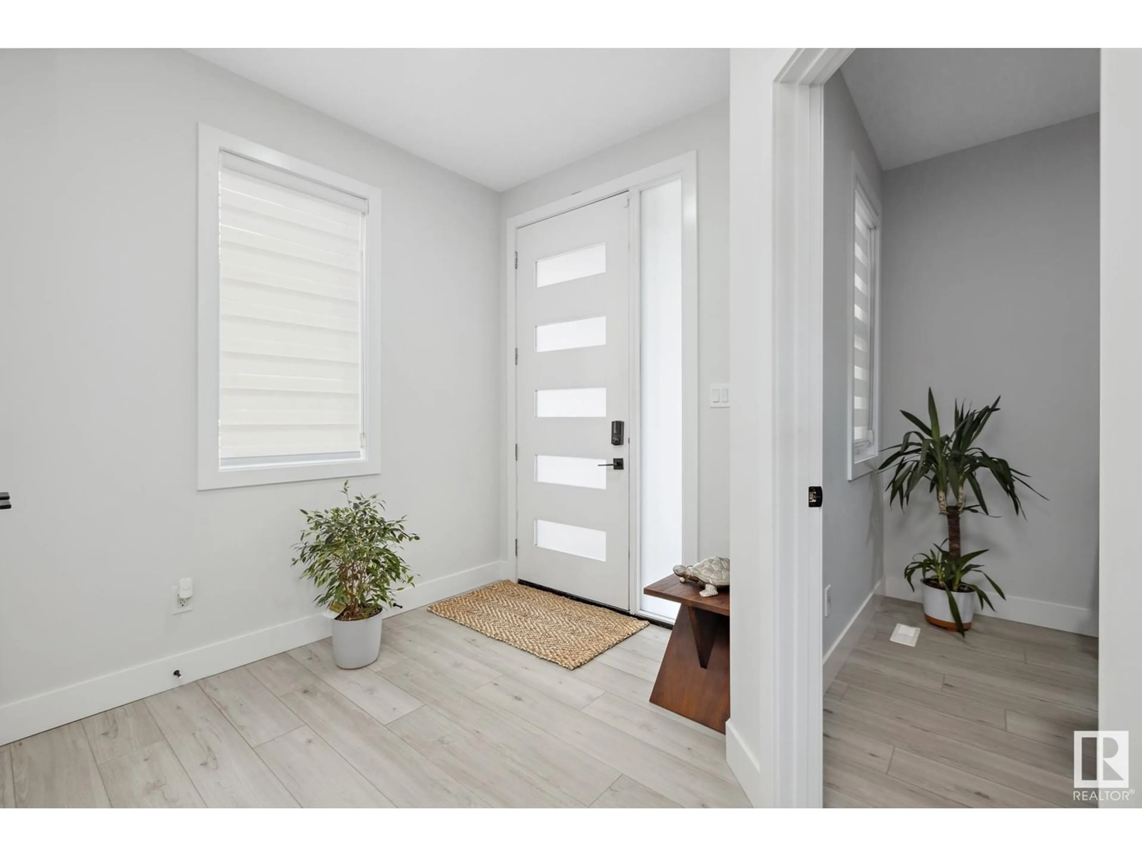 Indoor entryway for 18204 94 ST, Edmonton Alberta T5Z0G6
