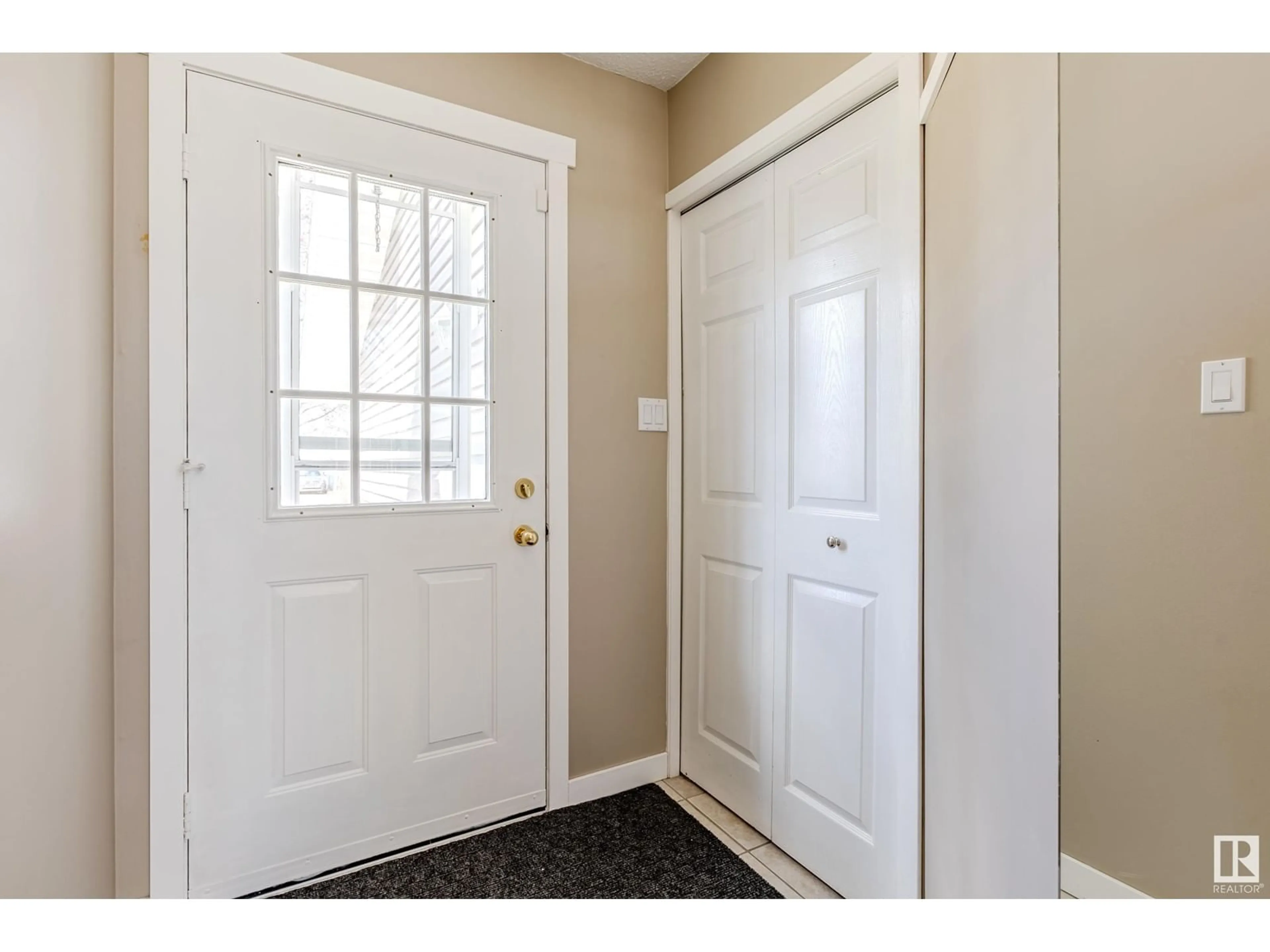 Indoor entryway for 51 DAYTON CR, St. Albert Alberta T8N4X7