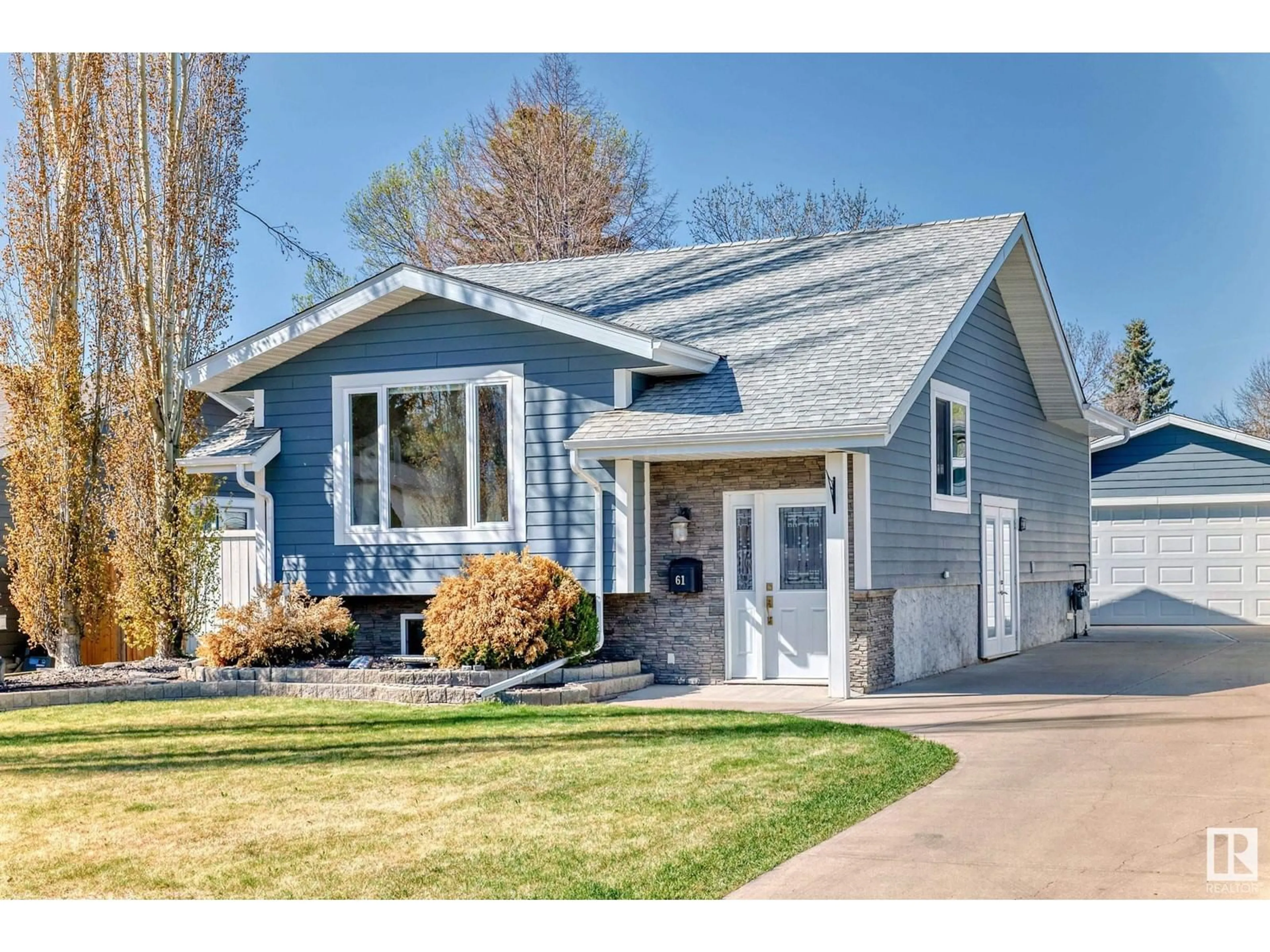 Home with vinyl exterior material, street for 61 WOODBINE RD, Sherwood Park Alberta T8A4A7
