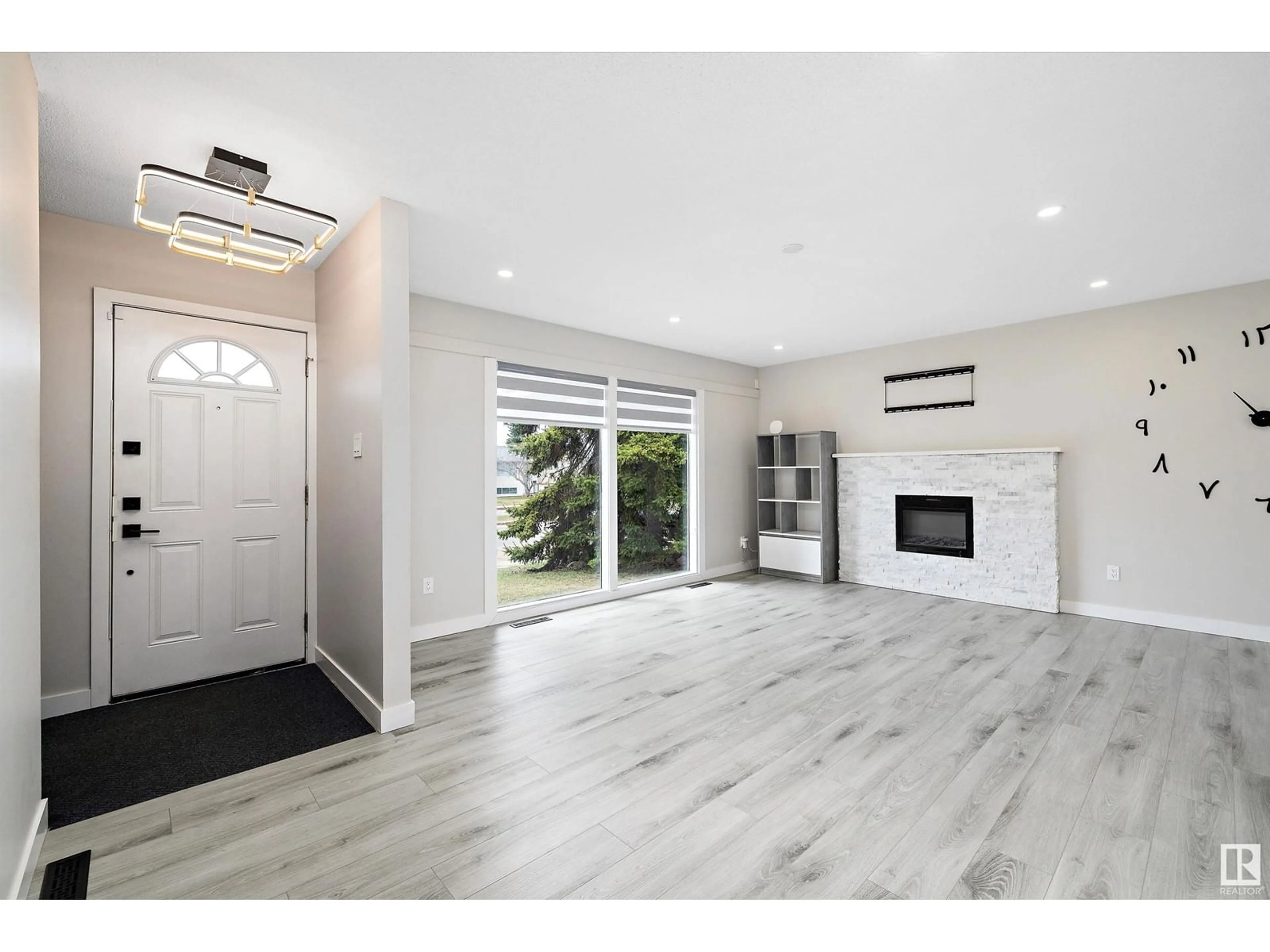 Indoor entryway for 7716 144 AV, Edmonton Alberta T5C2S1