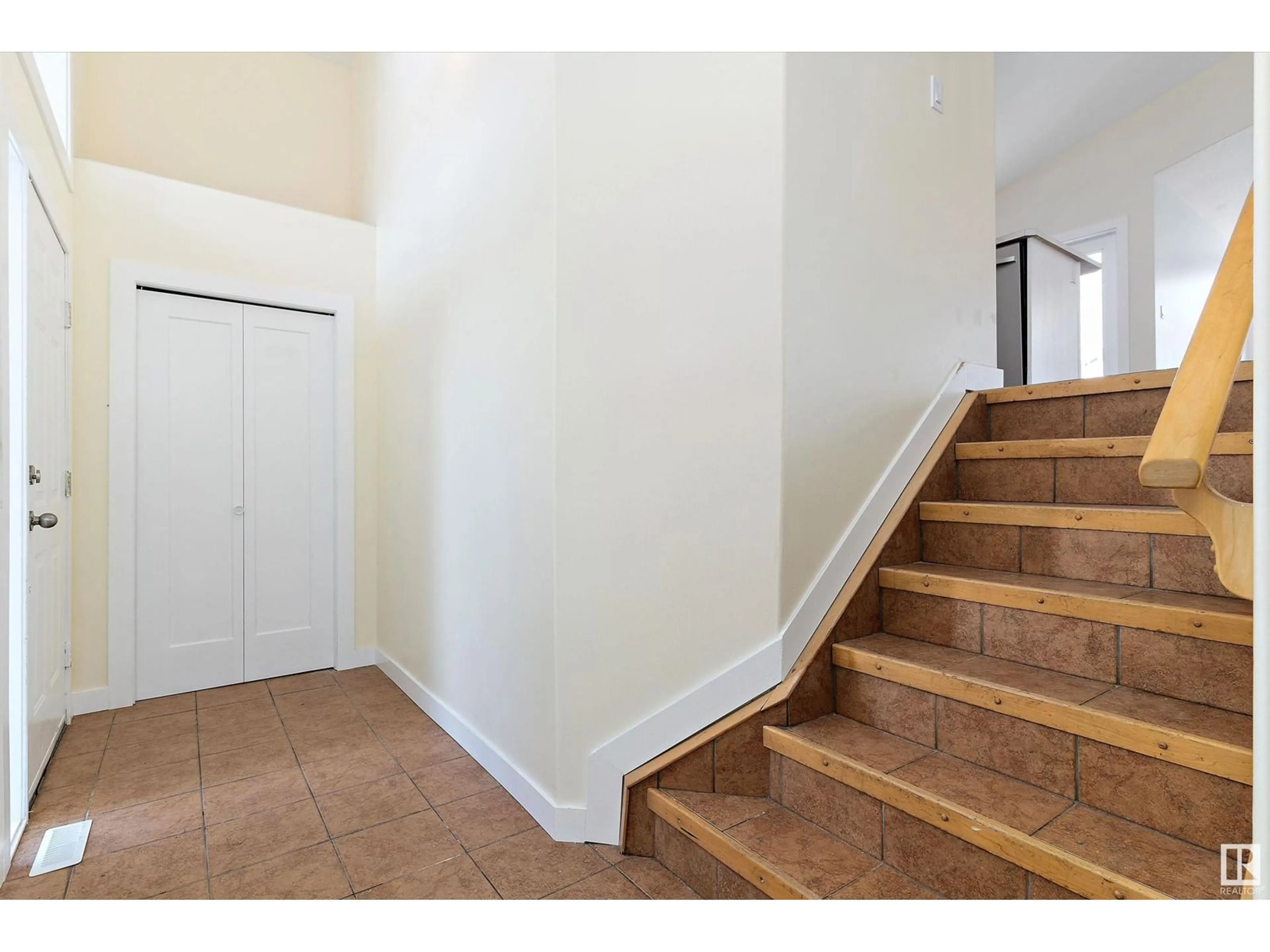 Indoor foyer for 12930 160A AV, Edmonton Alberta T6V1R3