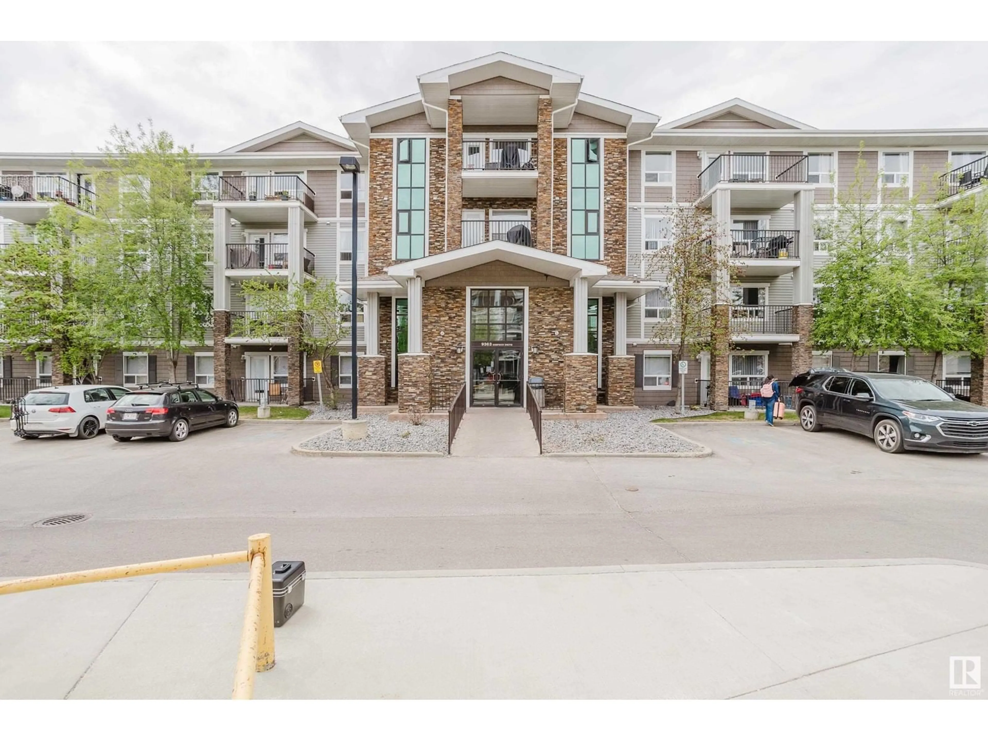 Indoor foyer for 9363 - 1312 SIMPSON DR, Edmonton Alberta T6R0N2