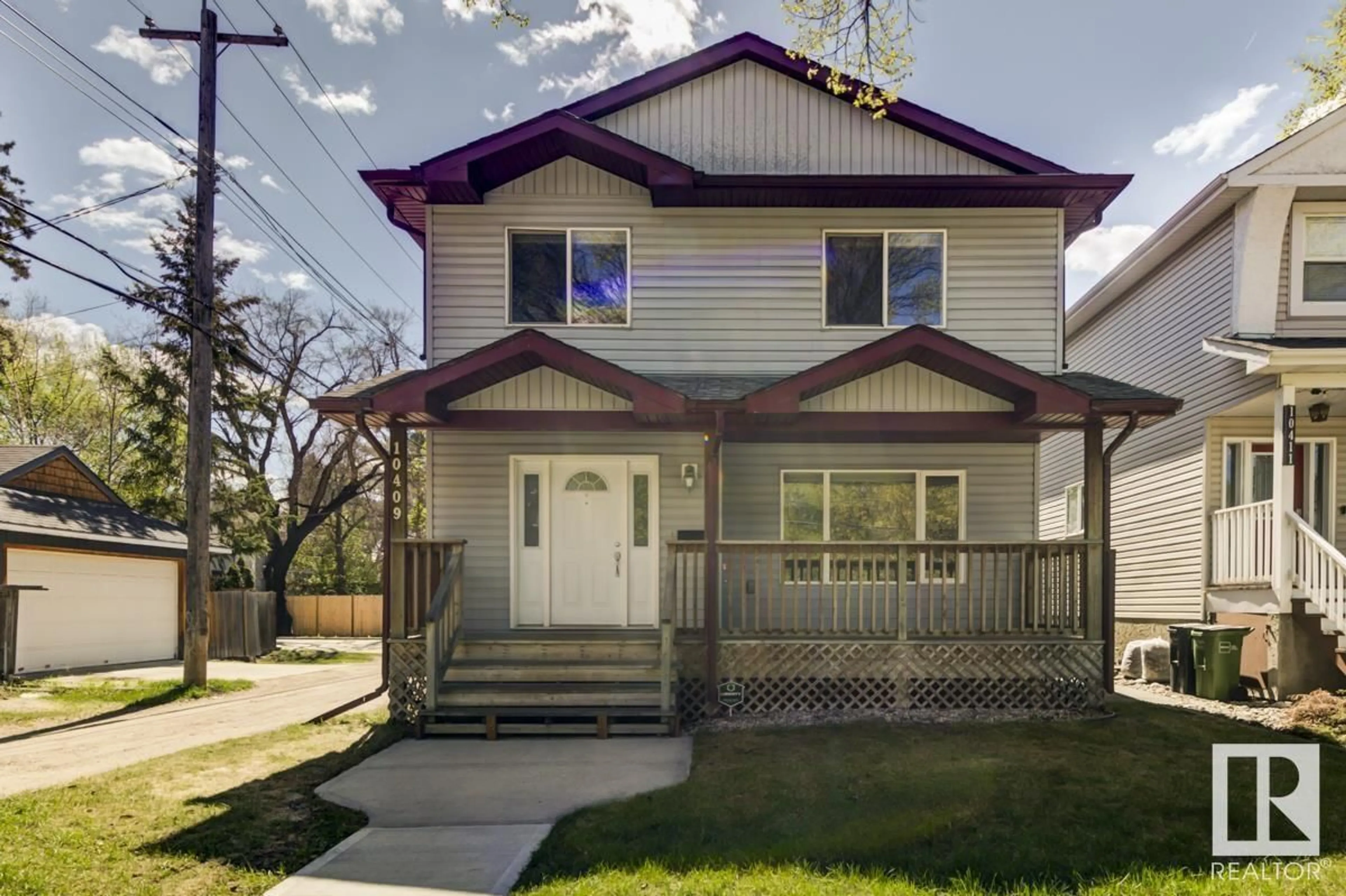 Home with vinyl exterior material, street for 10409 87 AV, Edmonton Alberta T6E2P4