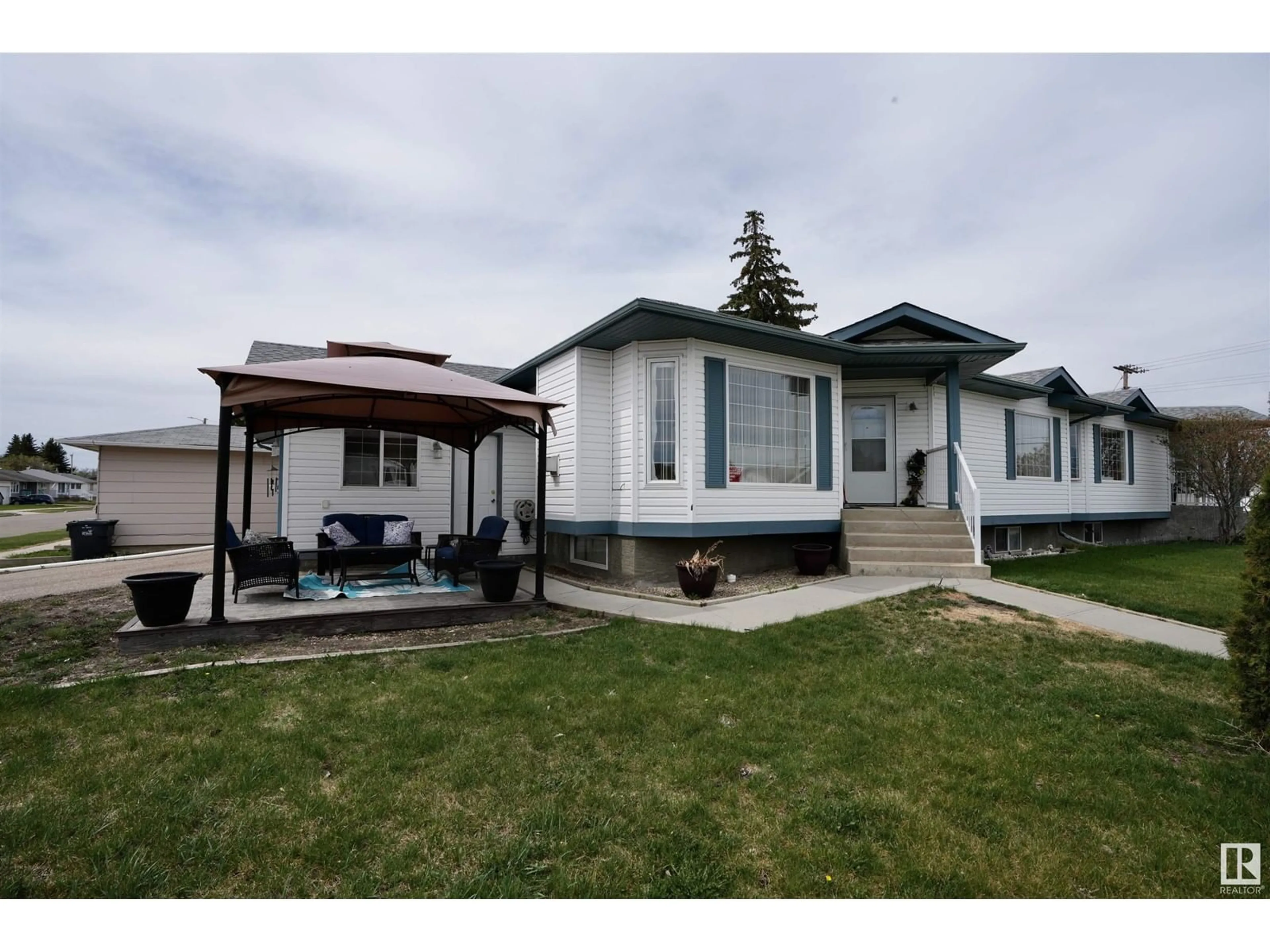 Home with vinyl exterior material, street for 4506&4502 50 ST, St. Paul Town Alberta T0A3A4