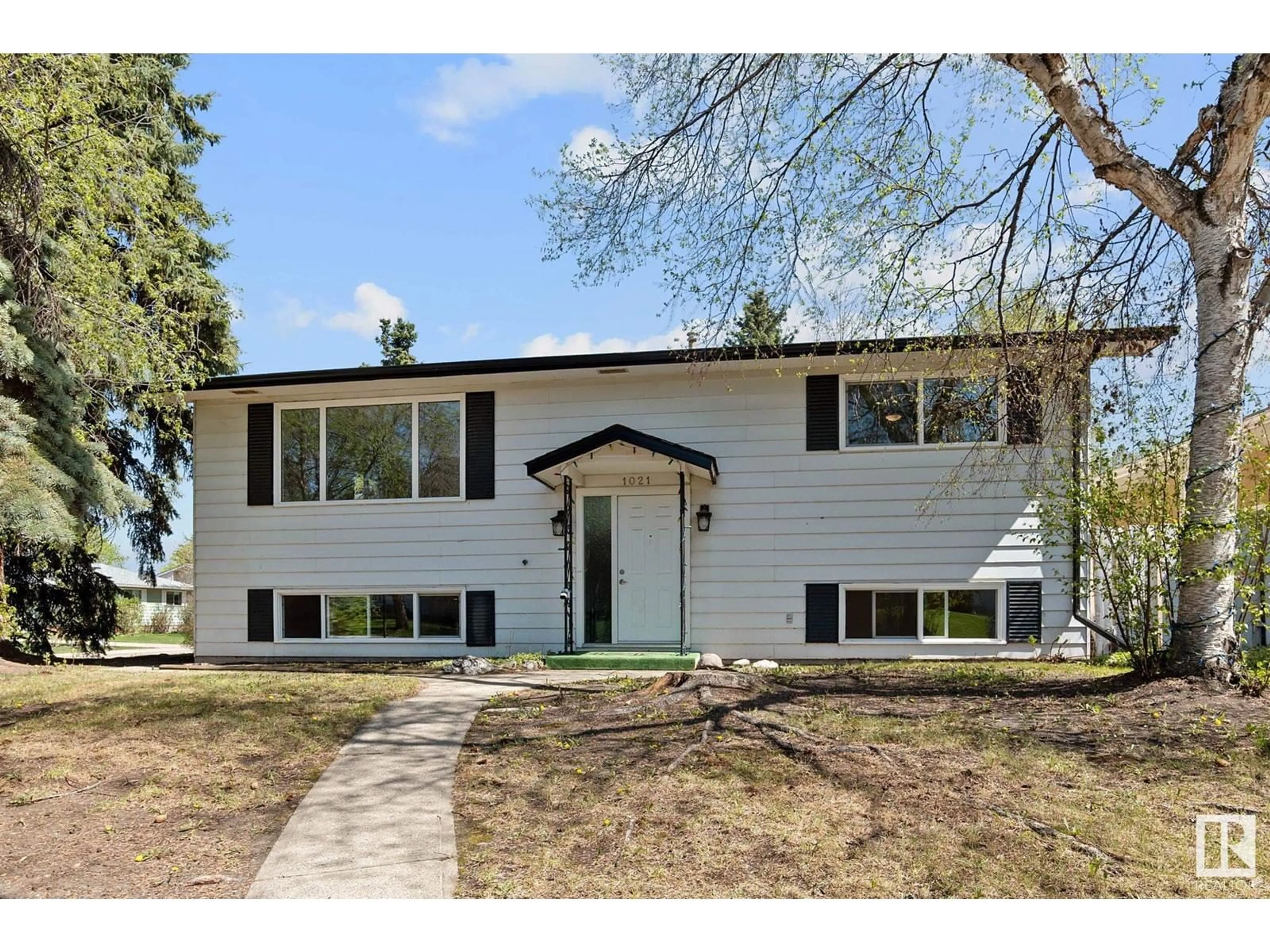 Home with vinyl exterior material, street for 1021 HAYTHORNE DR, Sherwood Park Alberta T8A1B4