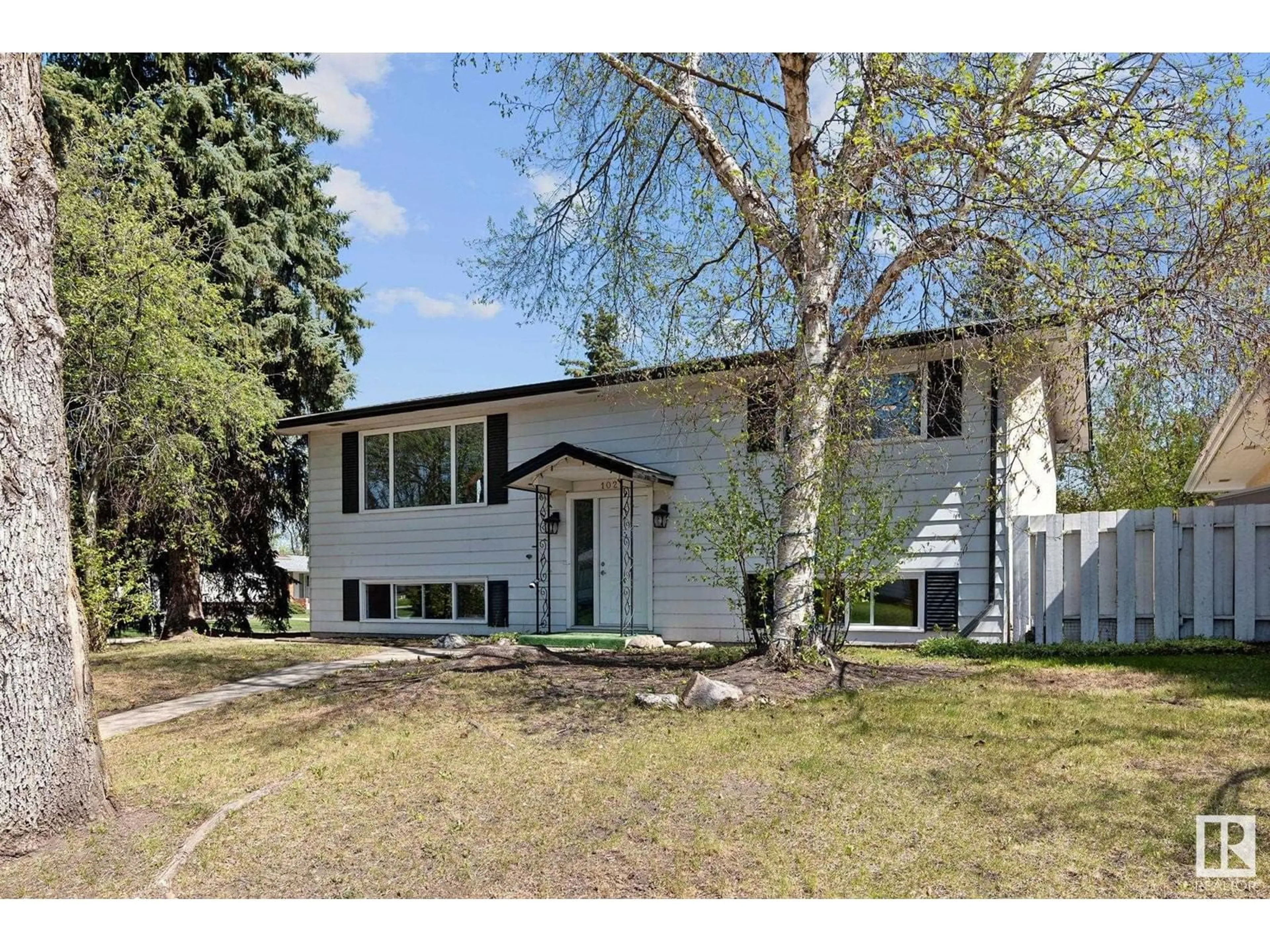 Home with vinyl exterior material, street for 1021 HAYTHORNE DR, Sherwood Park Alberta T8A1B4
