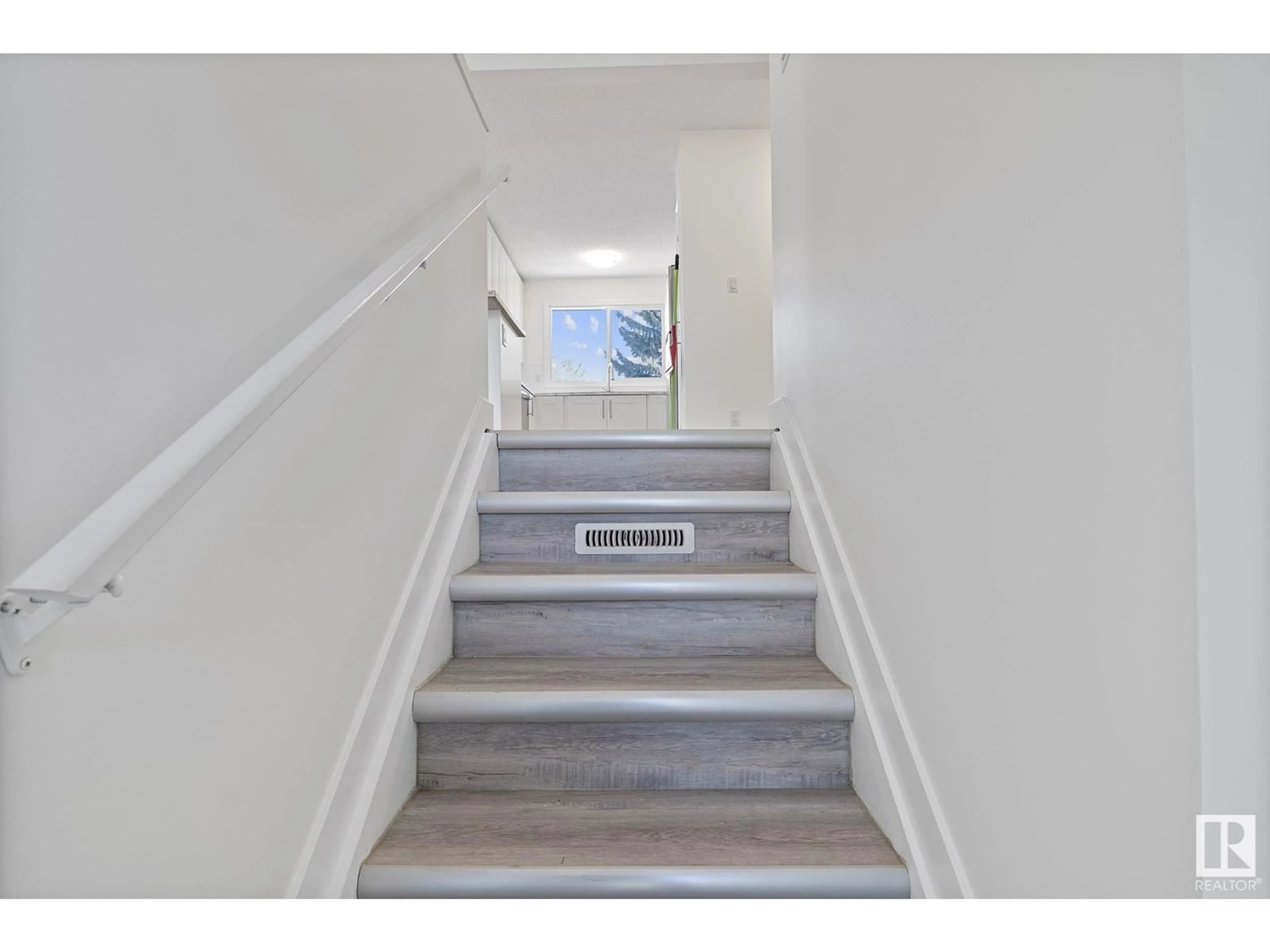 Stairs for 1021 HAYTHORNE DR, Sherwood Park Alberta T8A1B4