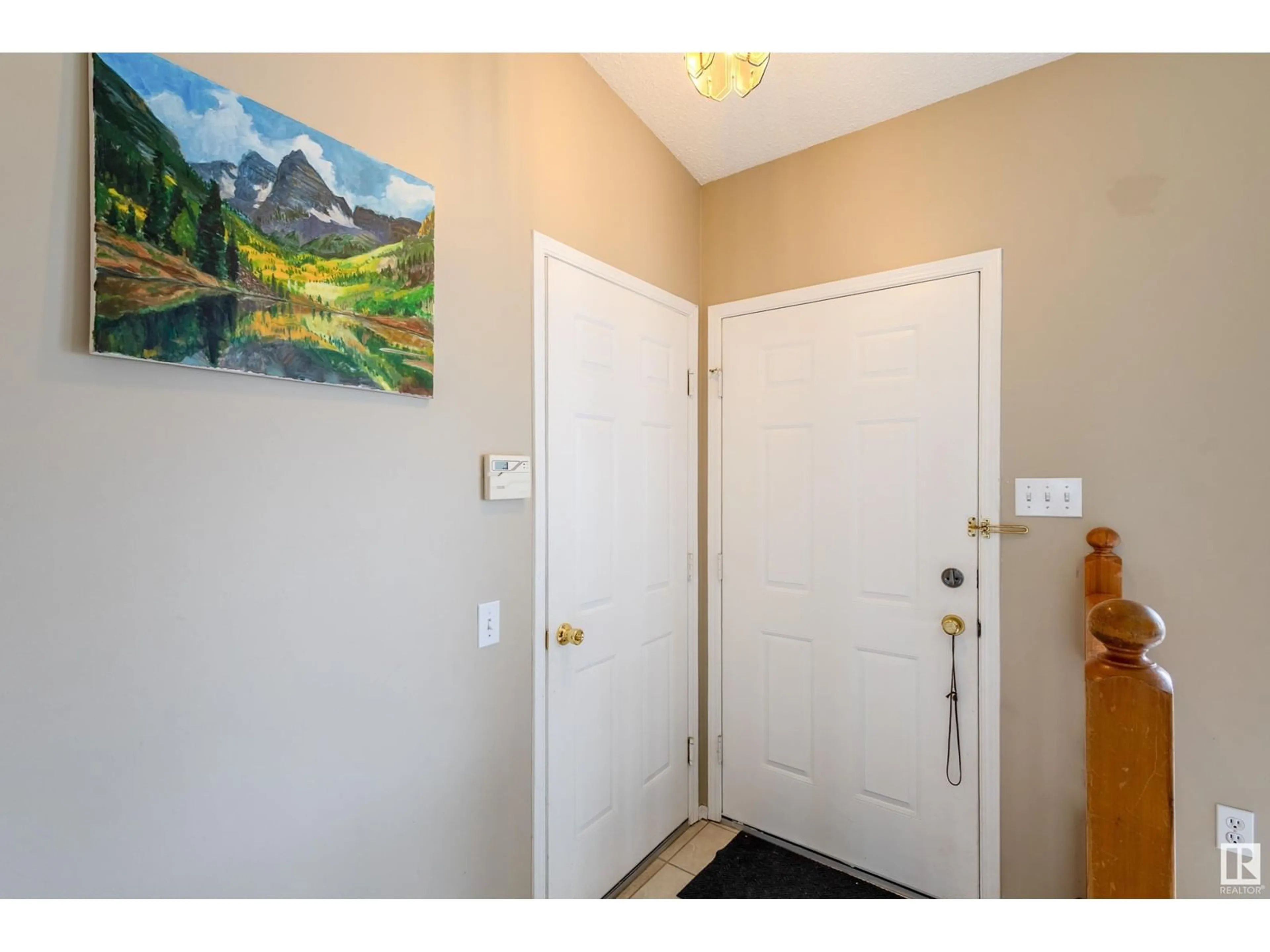 Indoor entryway for 75 ORMSBY RD, Edmonton Alberta T5T5V2
