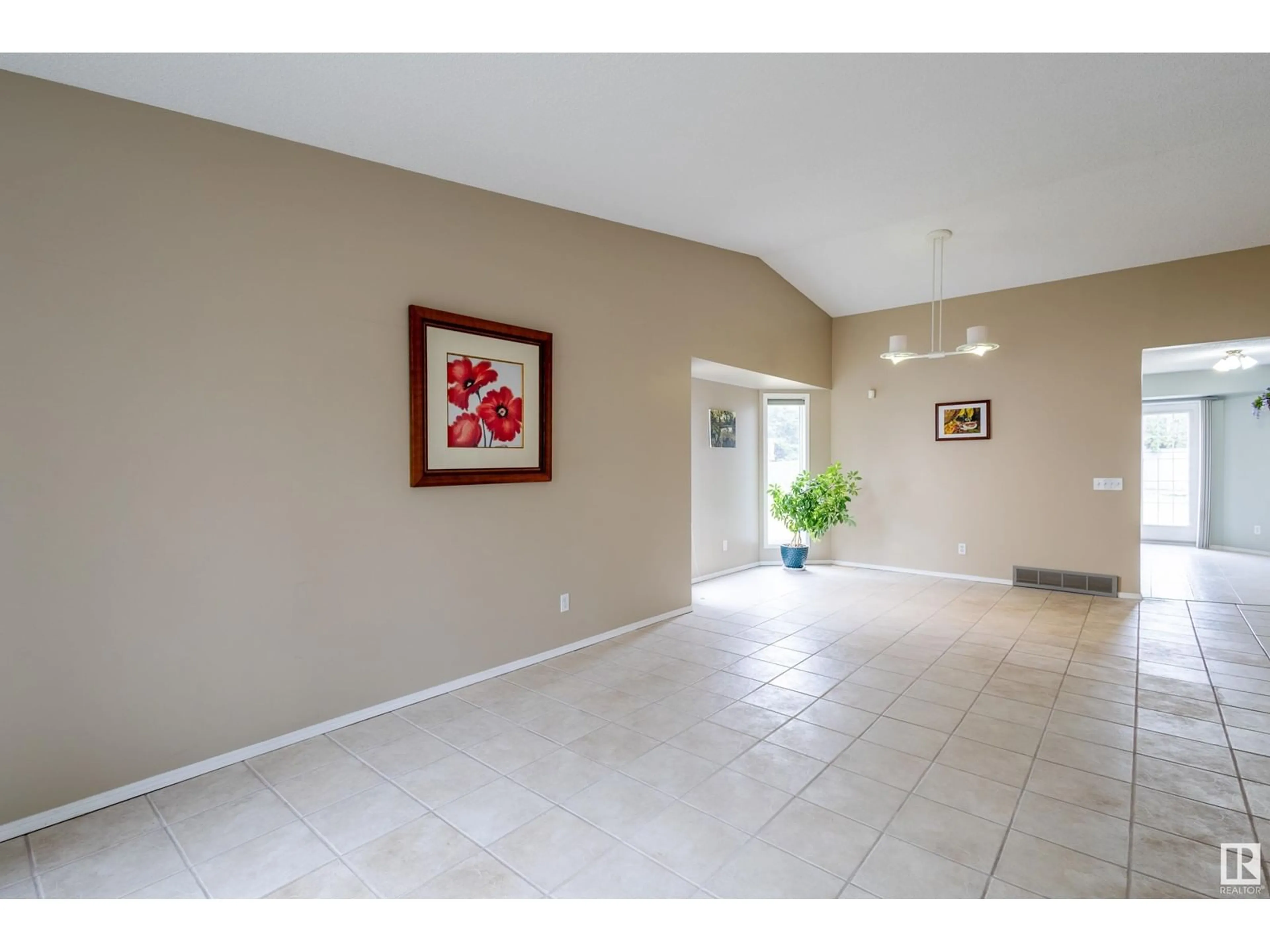 Indoor foyer for 75 ORMSBY RD, Edmonton Alberta T5T5V2