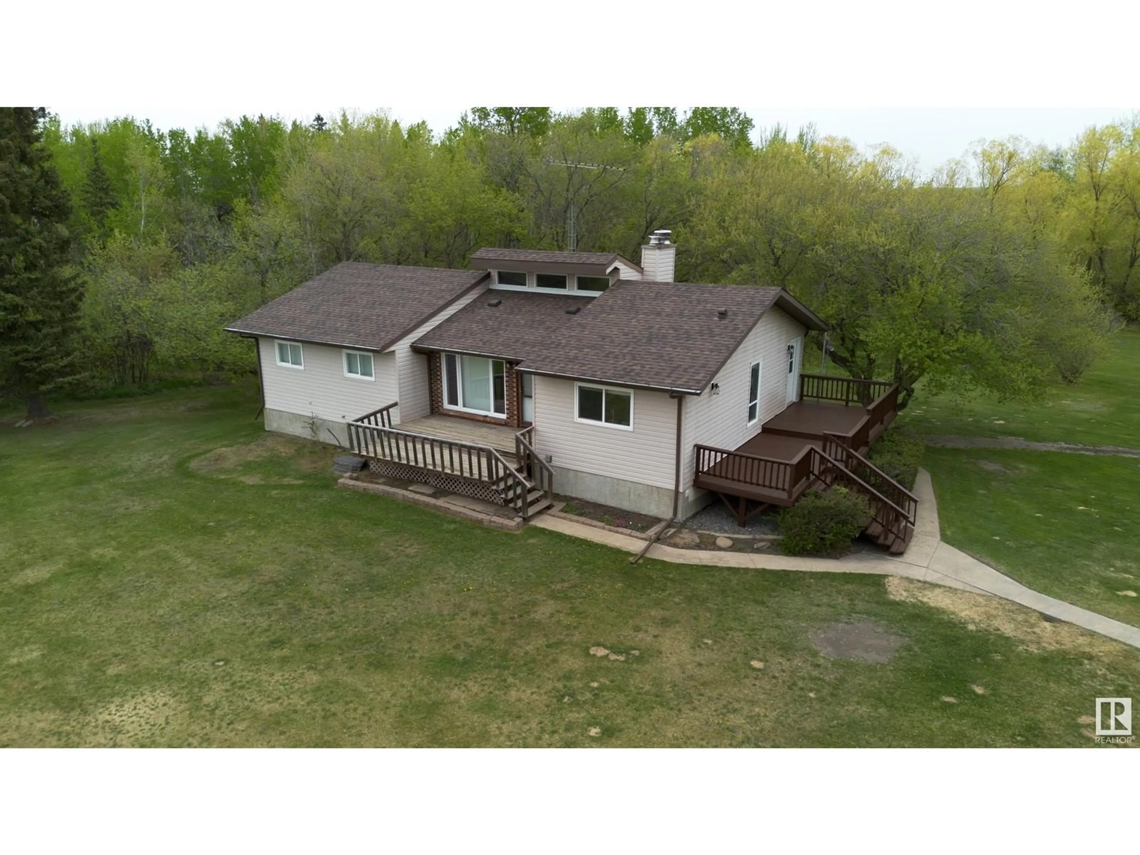 A pic from outside/outdoor area/front of a property/back of a property/a pic from drone, unknown for 59025 RR 270, Rural Westlock County Alberta T0G1W0