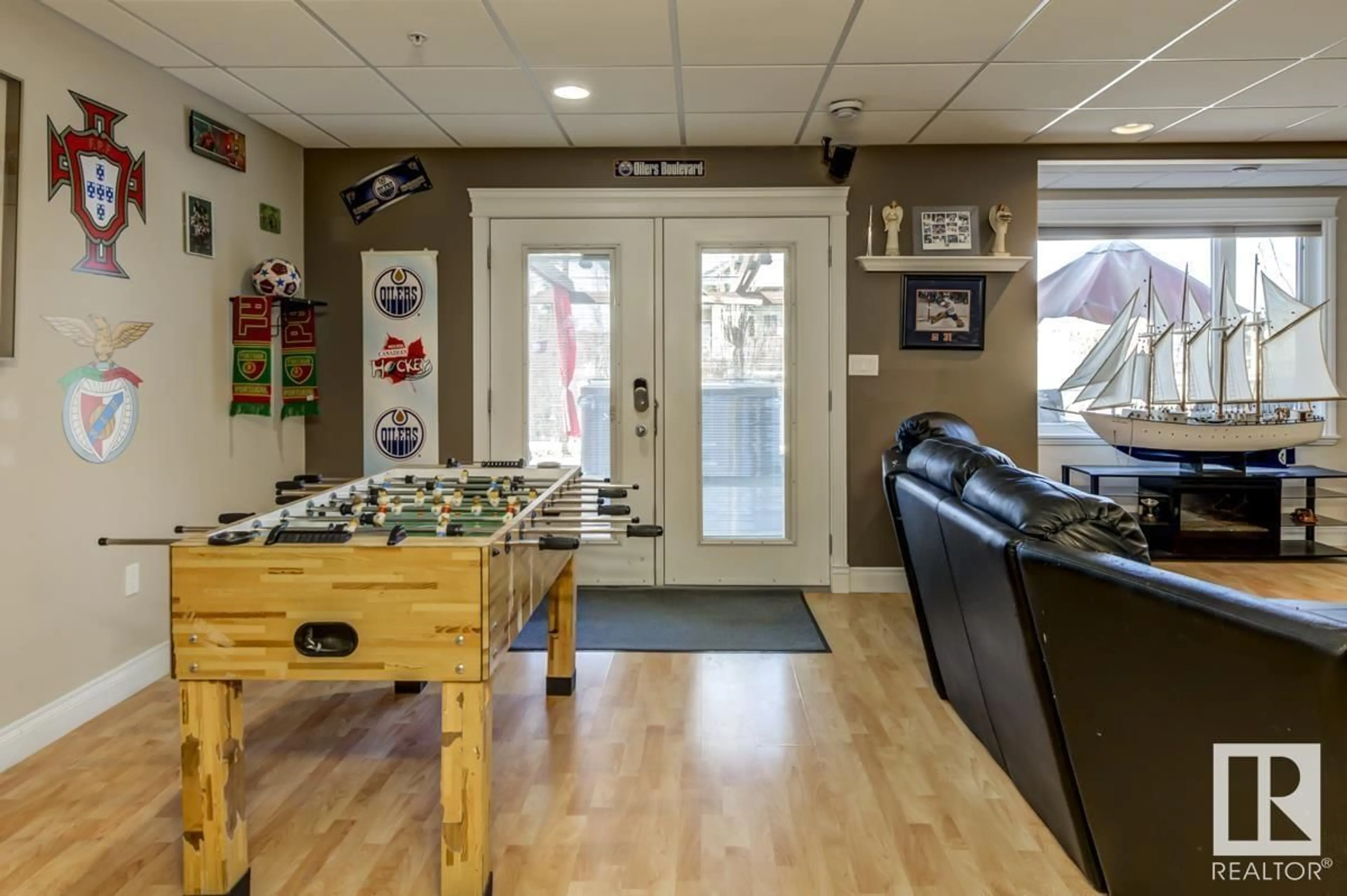 Indoor foyer for 56 RGE ROAD 263, Rural Parkland County Alberta T7X3G2