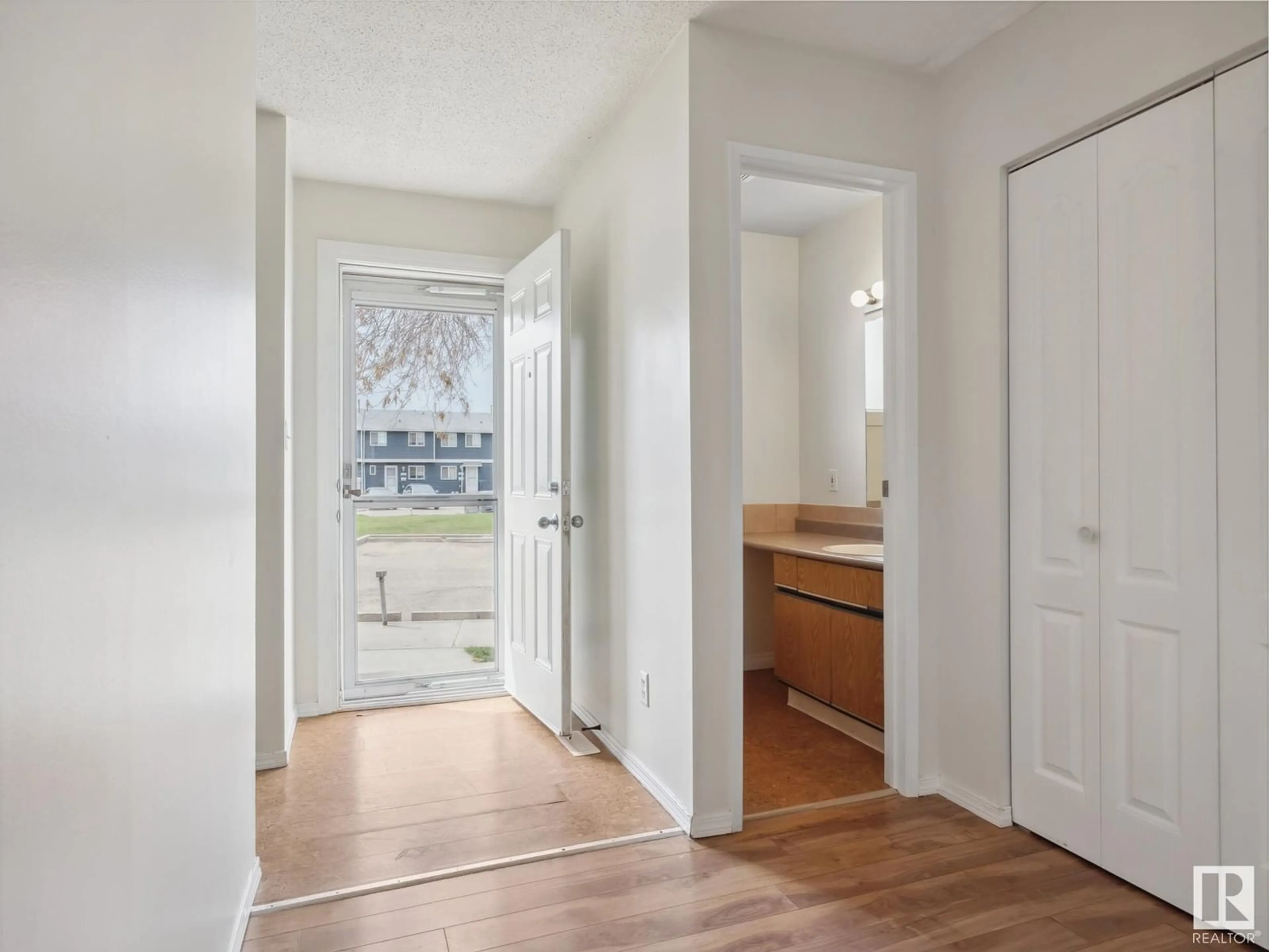 Indoor entryway for 519 DUNLUCE RD, Edmonton Alberta T5X4P4