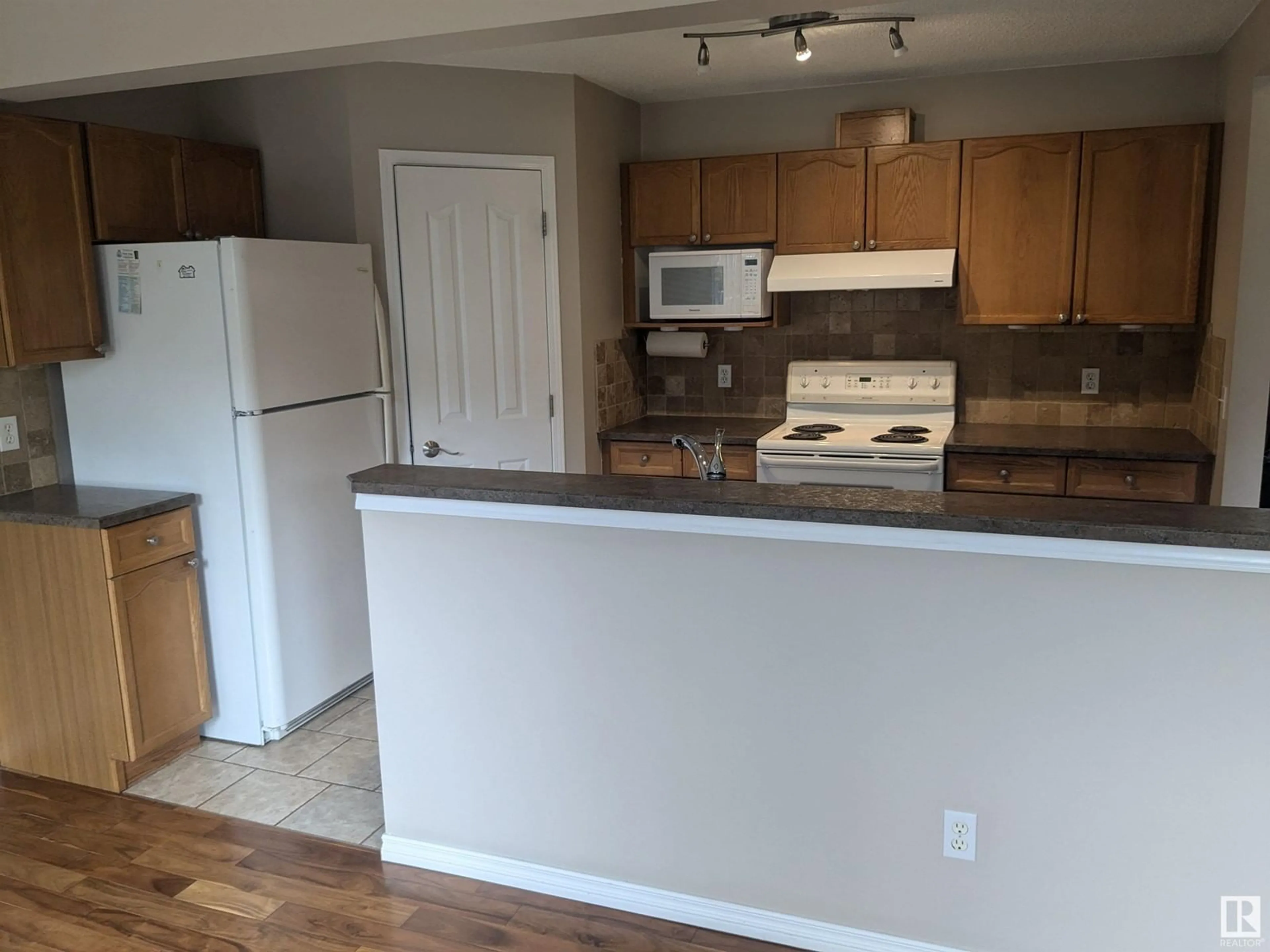 Standard kitchen, wood/laminate floor for 23 WESTERRA CL, Stony Plain Alberta T7Z2W1