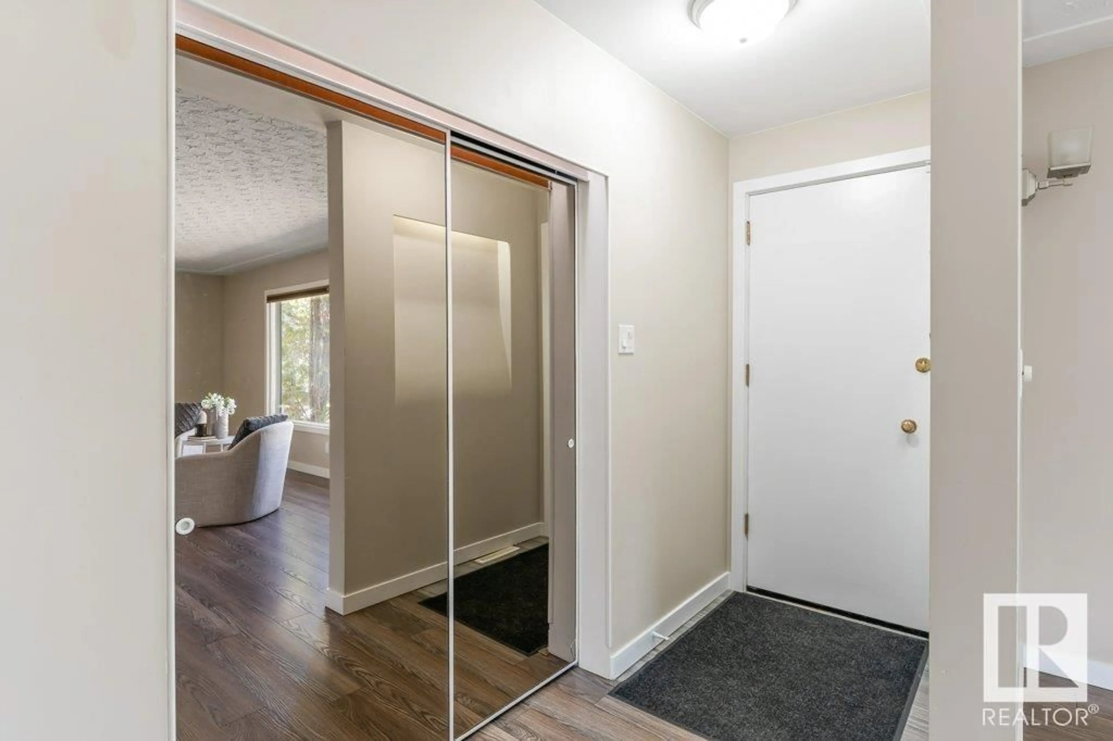 Indoor entryway for 10915 54 AV, Edmonton Alberta T6E0X4