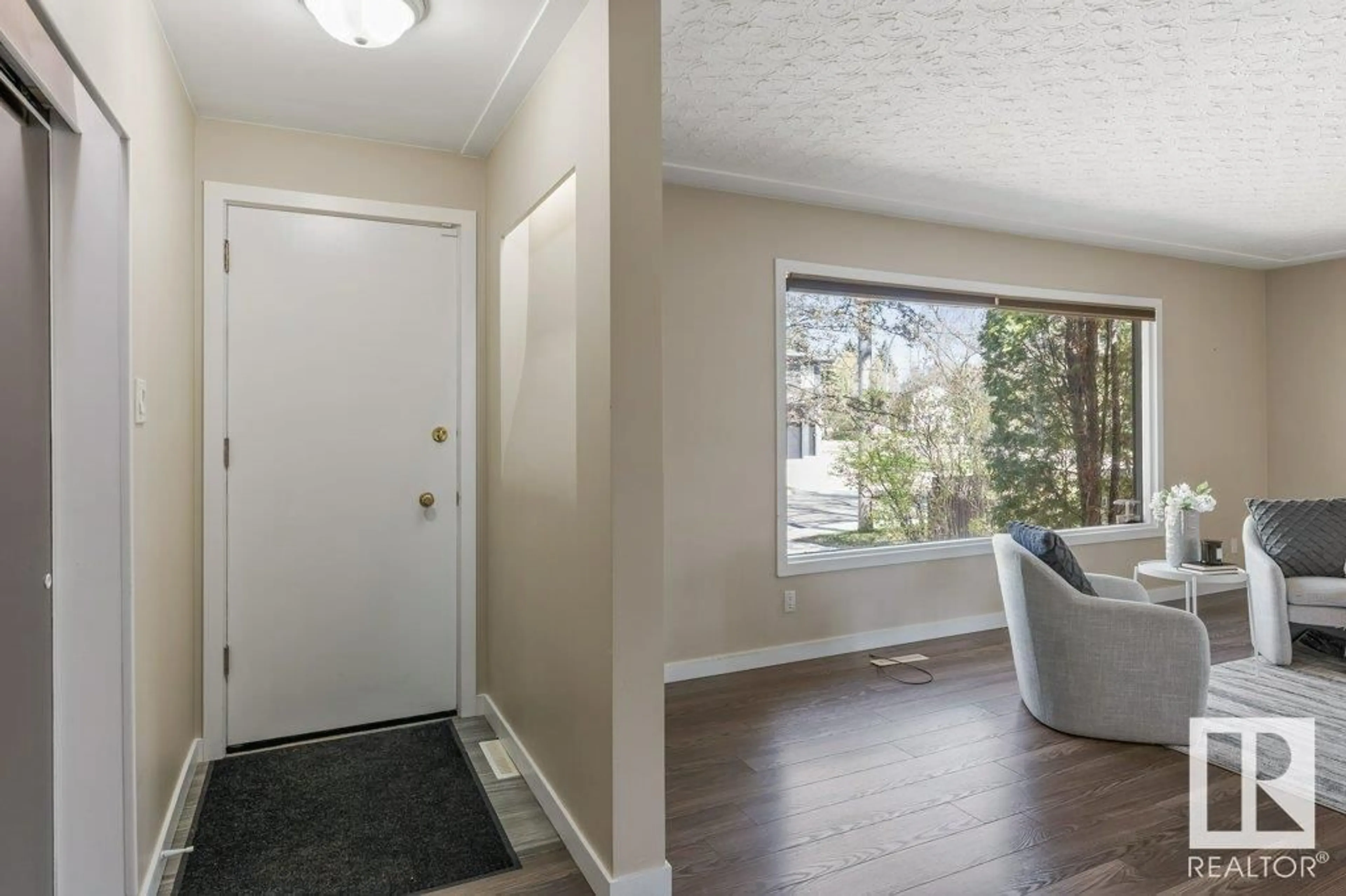 Indoor entryway for 10915 54 AV, Edmonton Alberta T6E0X4