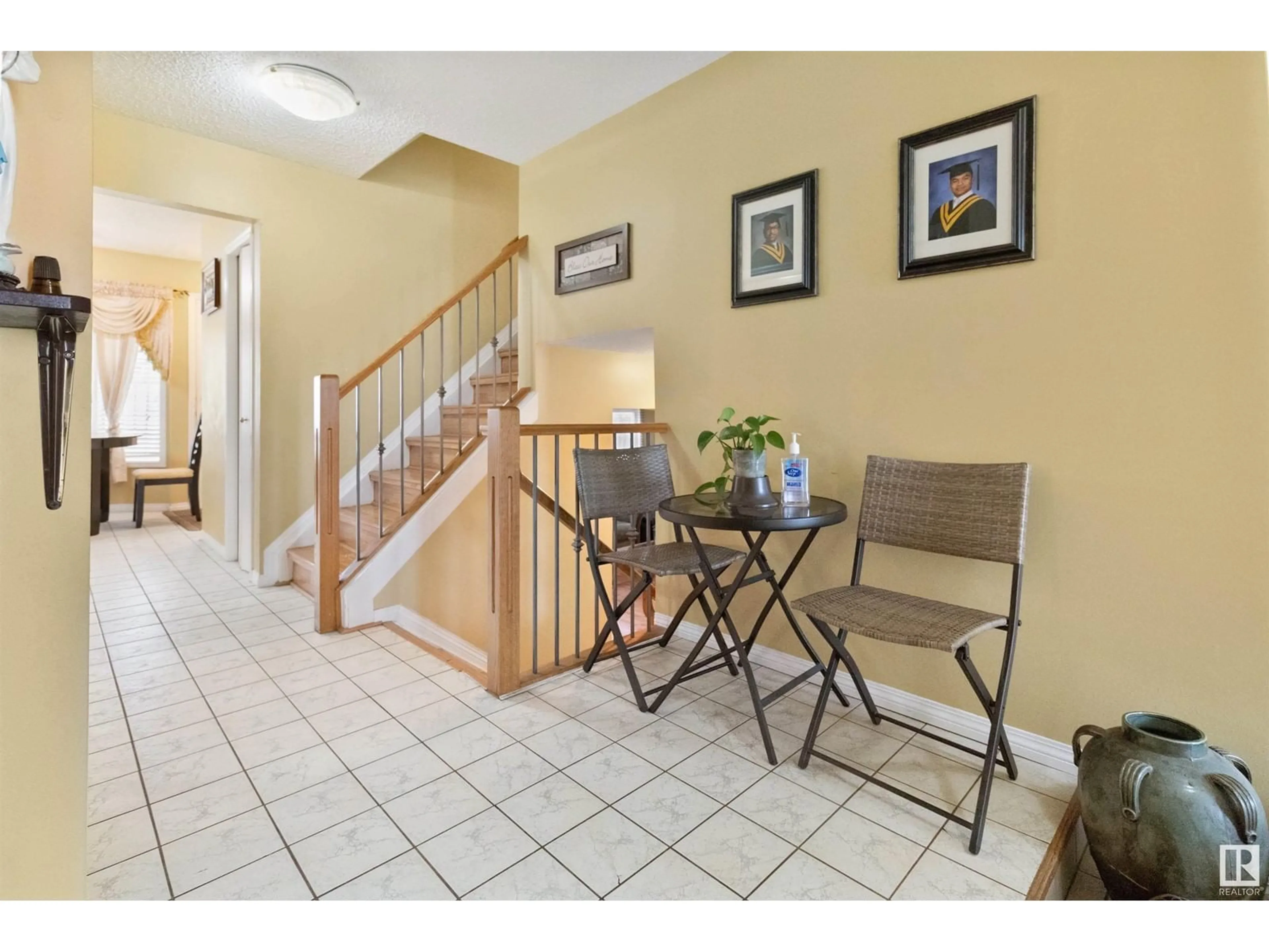 Indoor entryway for 621 VILLAGE DR, Sherwood Park Alberta T8A4K7