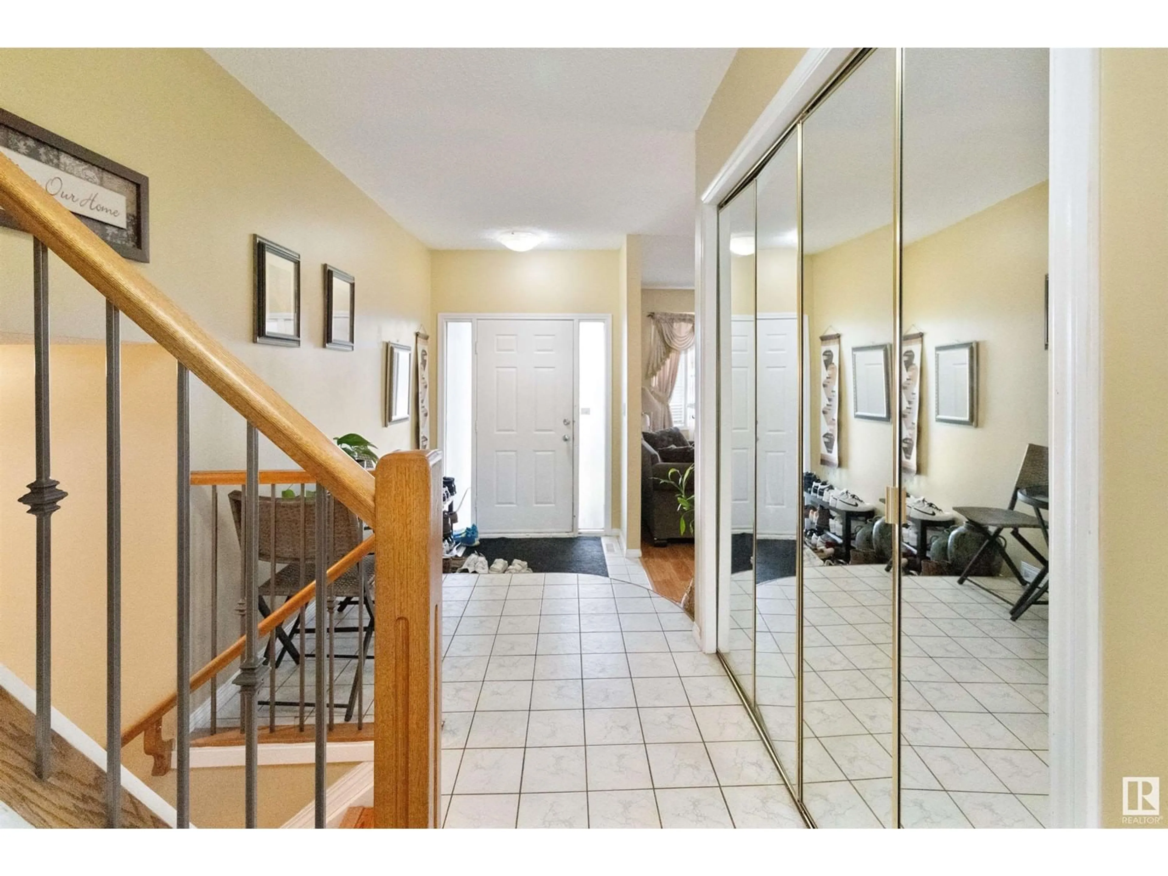 Indoor entryway for 621 VILLAGE DR, Sherwood Park Alberta T8A4K7