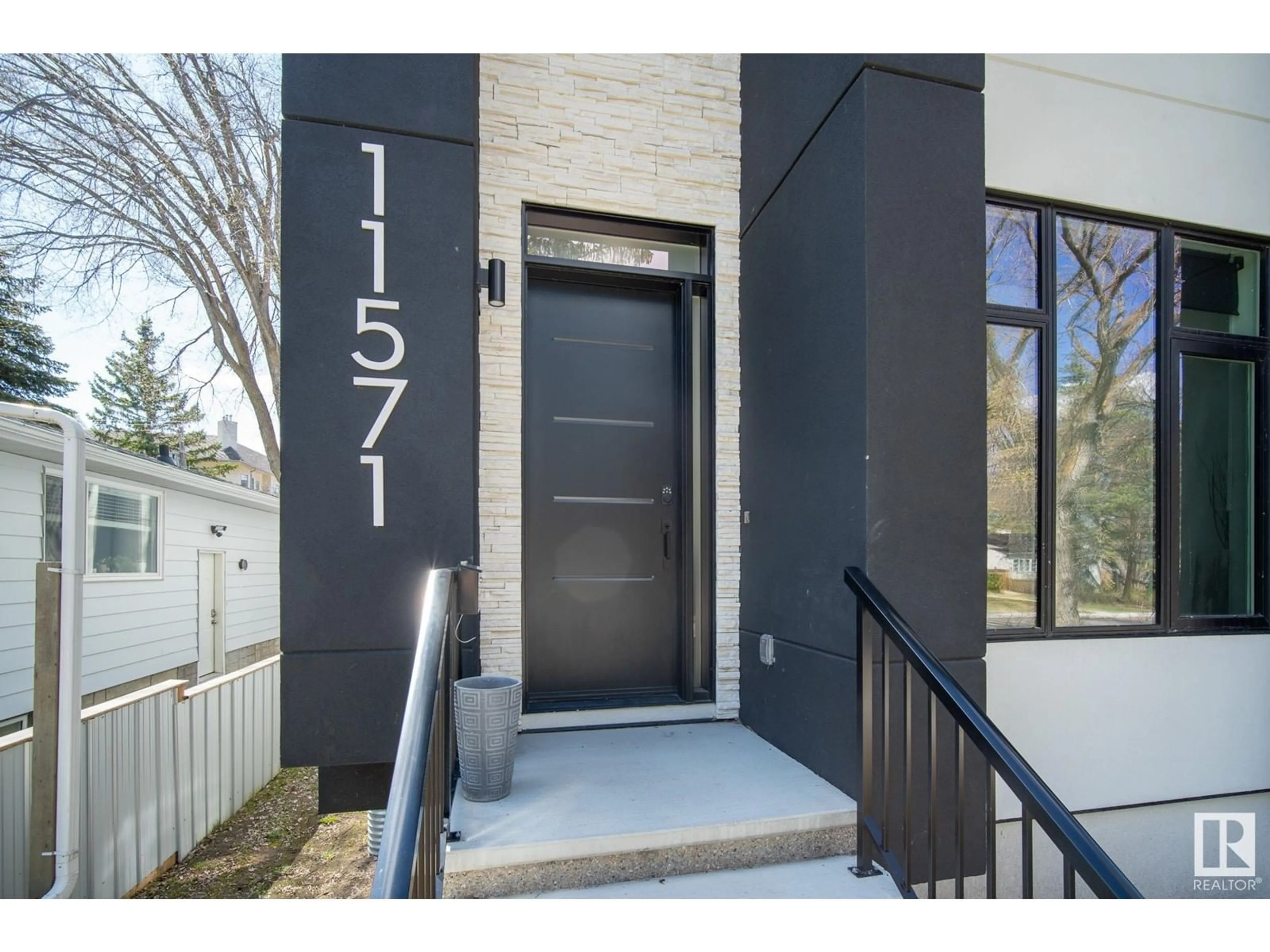 Indoor entryway for 11571 80 AV, Edmonton Alberta T6E4E2