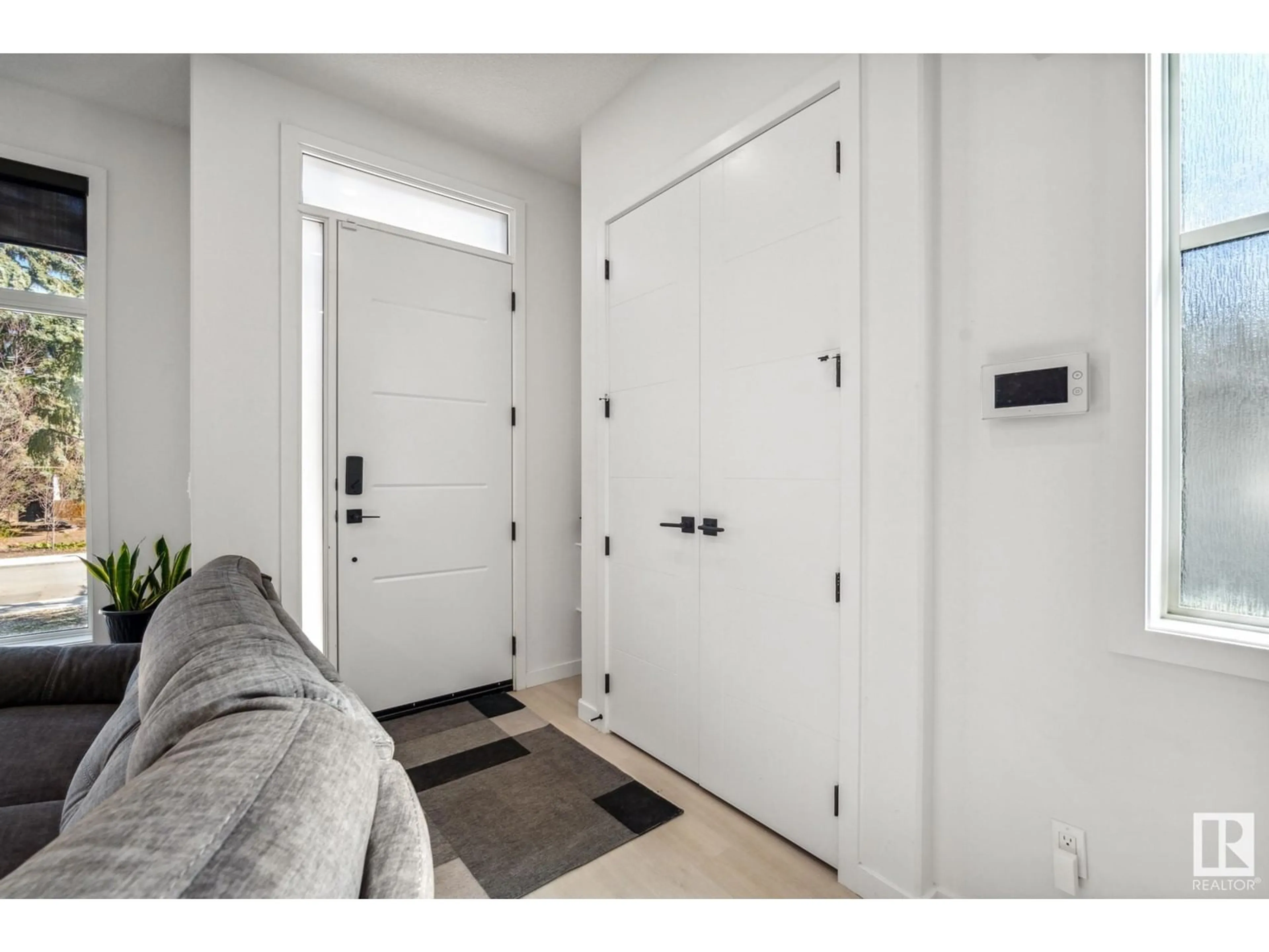 Indoor entryway for 11571 80 AV, Edmonton Alberta T6E4E2