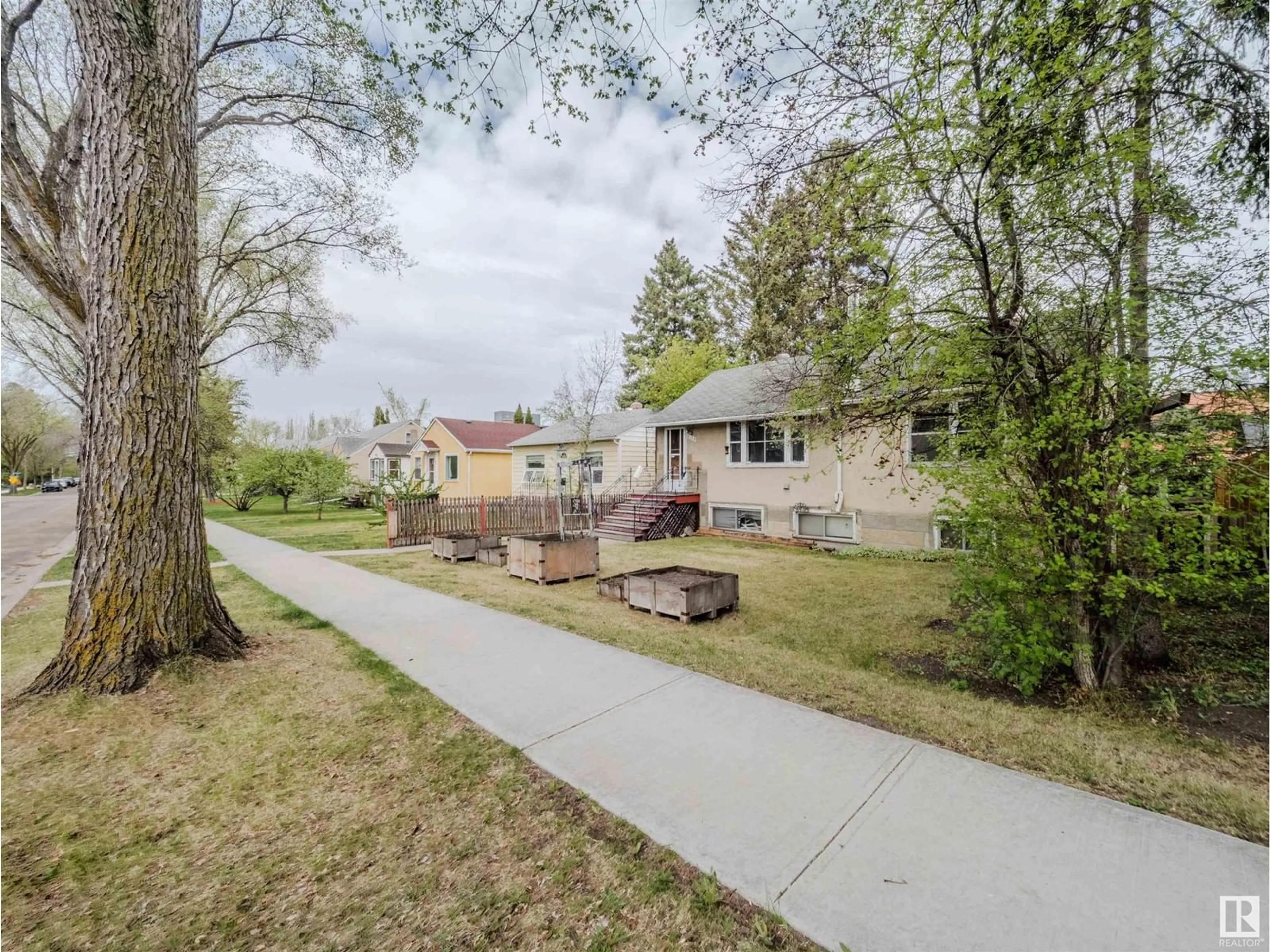 A pic from outside/outdoor area/front of a property/back of a property/a pic from drone, street for 9128 81 AV, Edmonton Alberta T6C0X1
