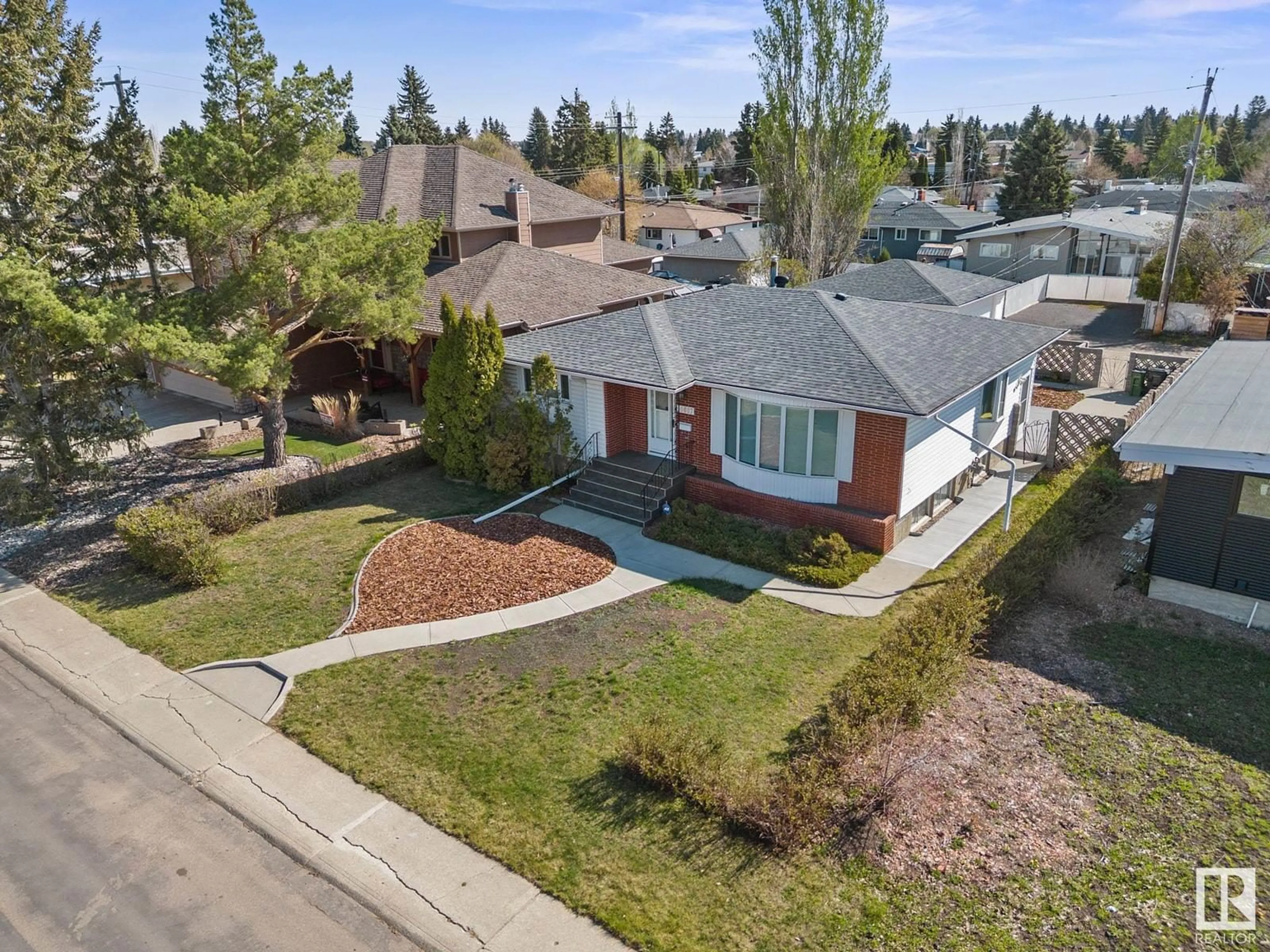 A pic from outside/outdoor area/front of a property/back of a property/a pic from drone, street for 10607 75 ST, Edmonton Alberta T6A2Z8