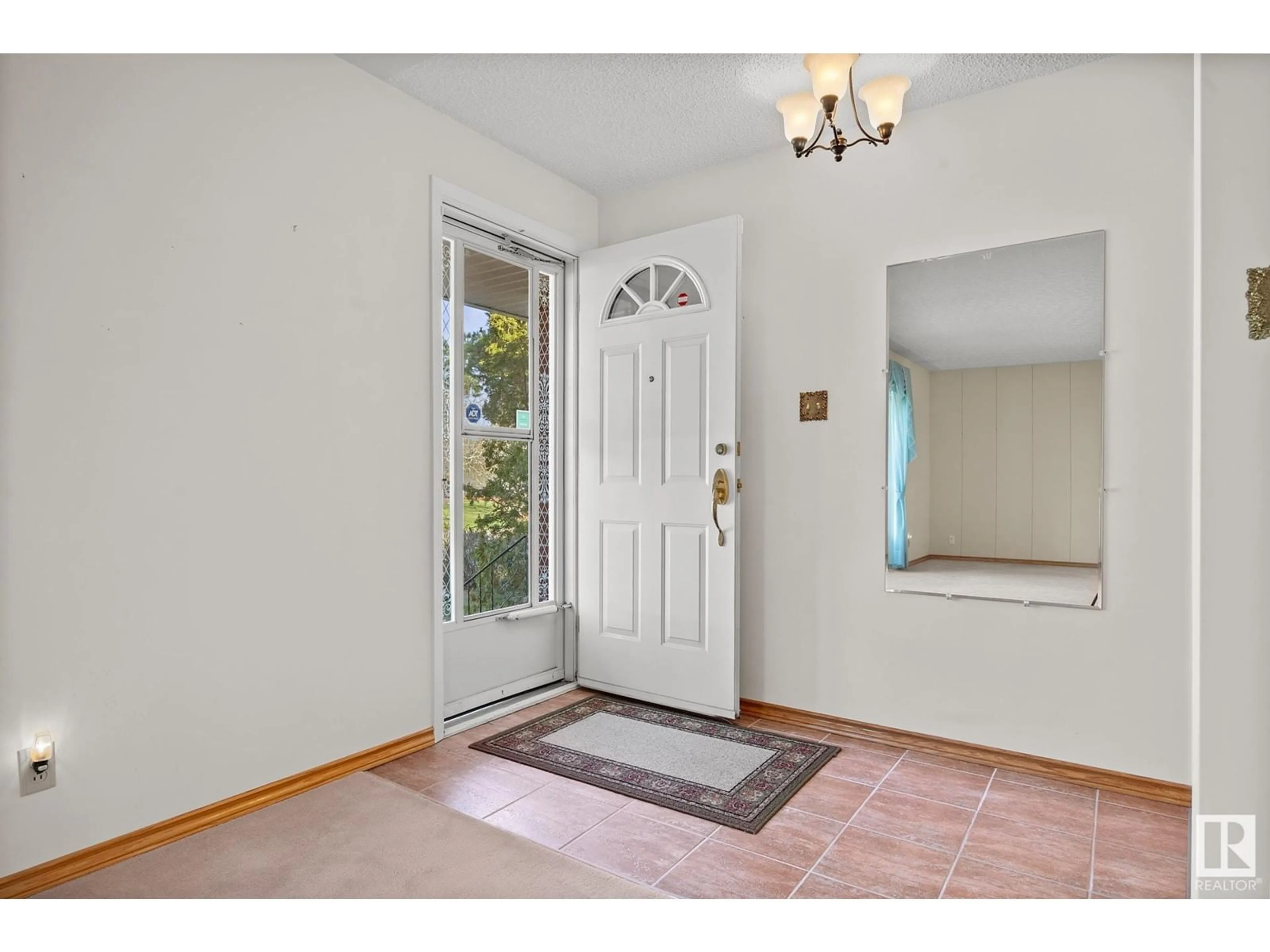 Indoor entryway for 10607 75 ST, Edmonton Alberta T6A2Z8