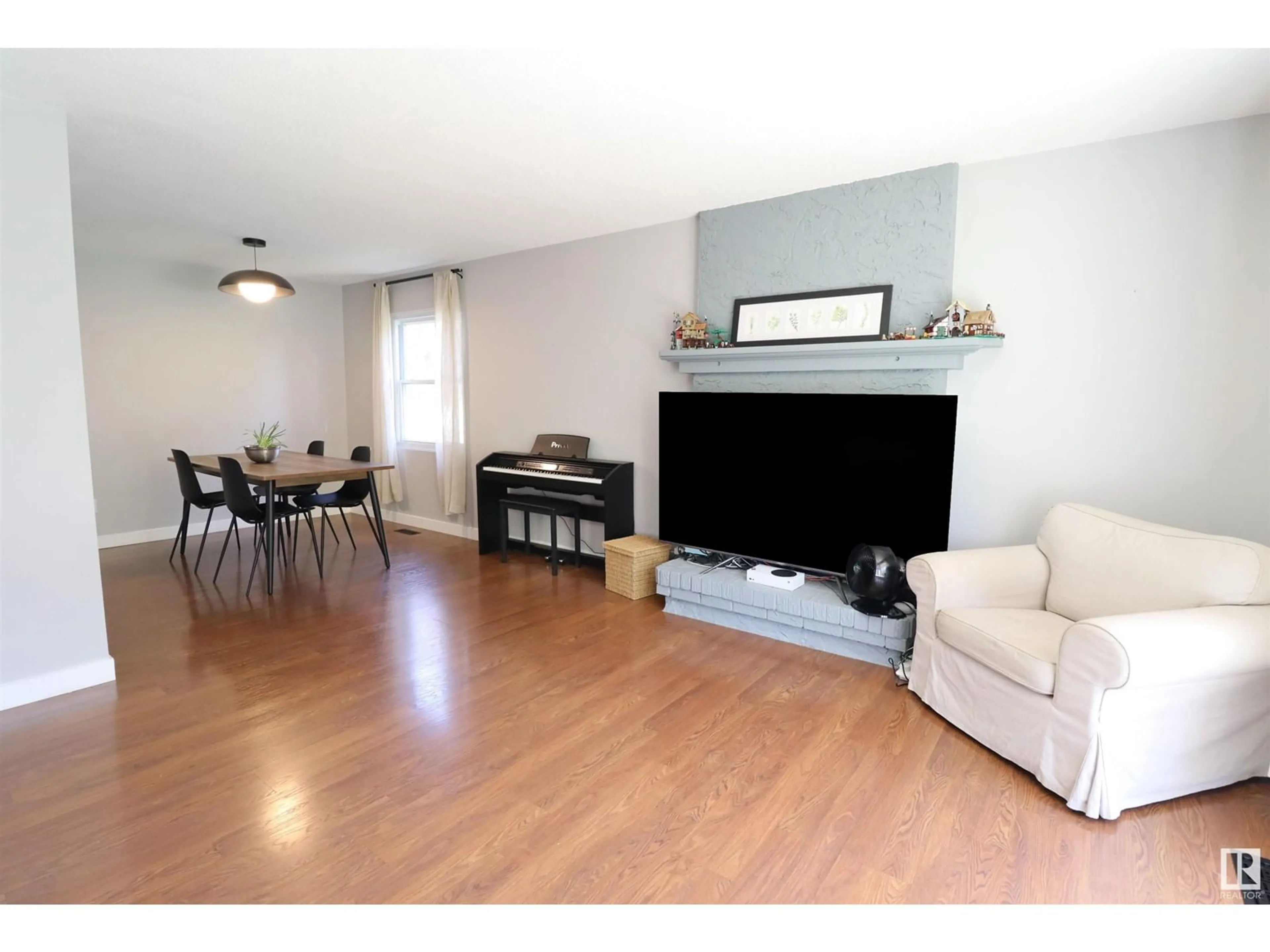 Living room with furniture, wood/laminate floor for 5 OATWAY DR, Stony Plain Alberta T7Z1E9