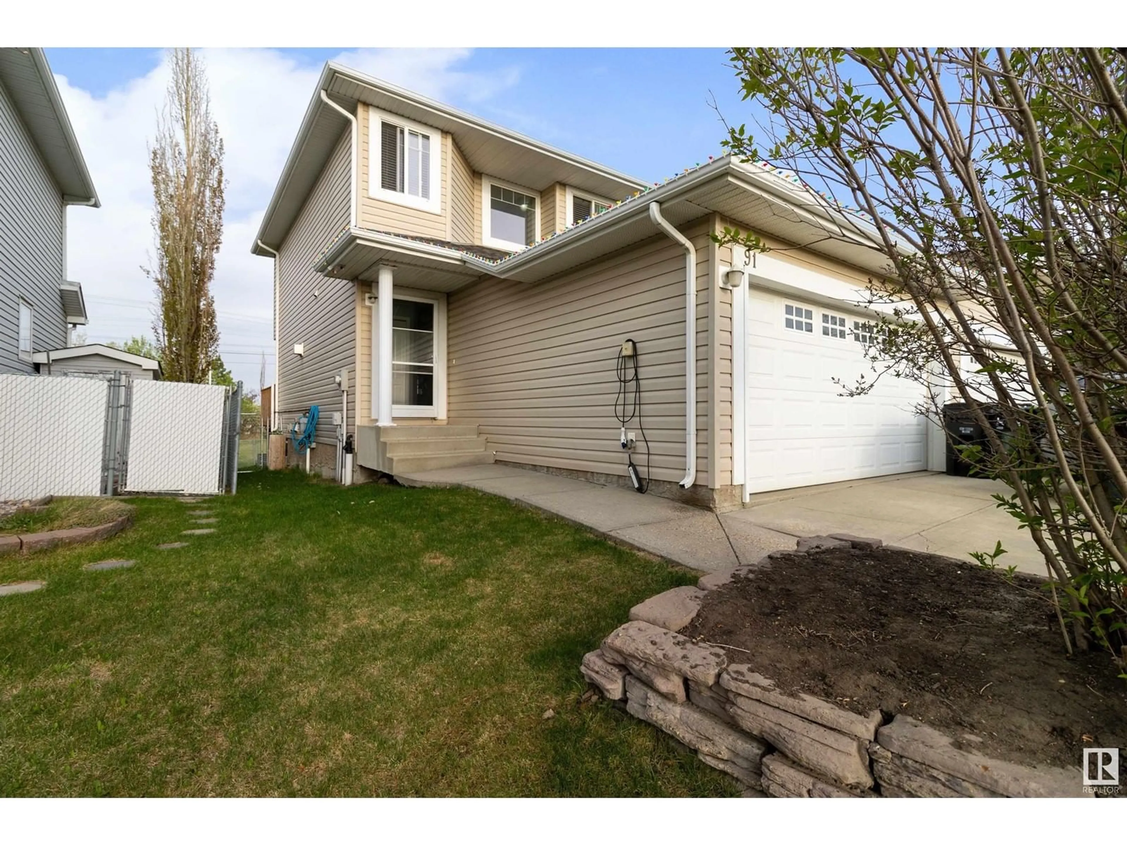 Home with vinyl exterior material, street for 91 CHESTERMERE DR, Sherwood Park Alberta T8H2S1