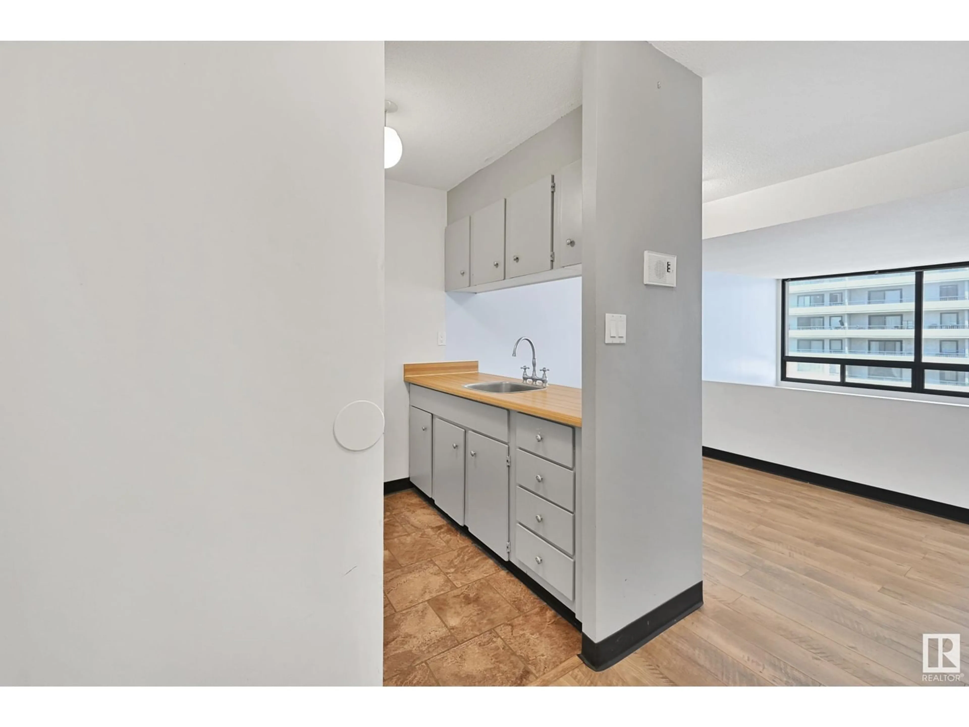 Standard kitchen, unknown for 10160 - 723 114 ST, Edmonton Alberta T5K2L2
