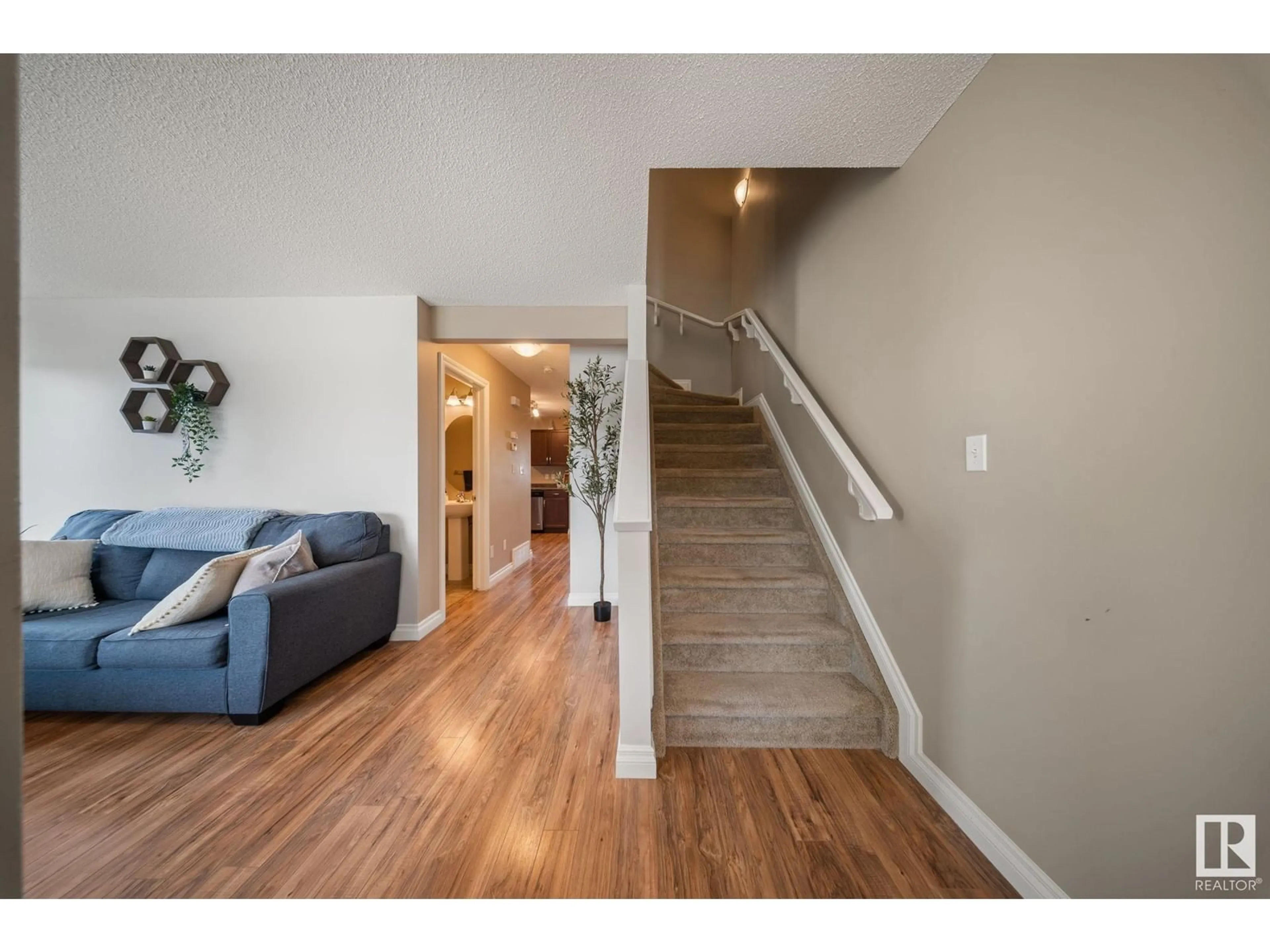Indoor entryway for 3118 15 AV NW, Edmonton Alberta T6T0V2