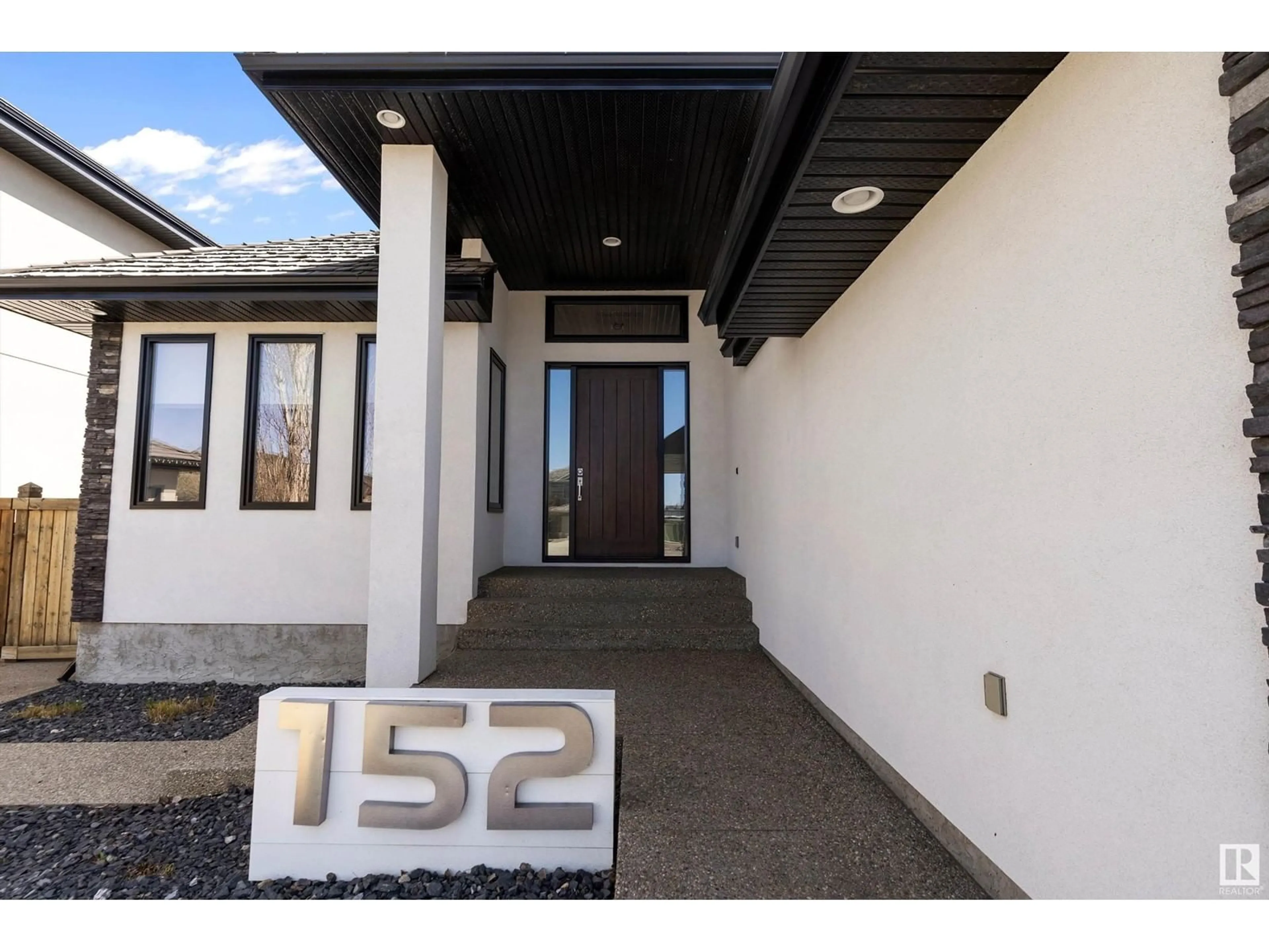 Indoor entryway for 152 WEBER CL, Edmonton Alberta T6M0L4