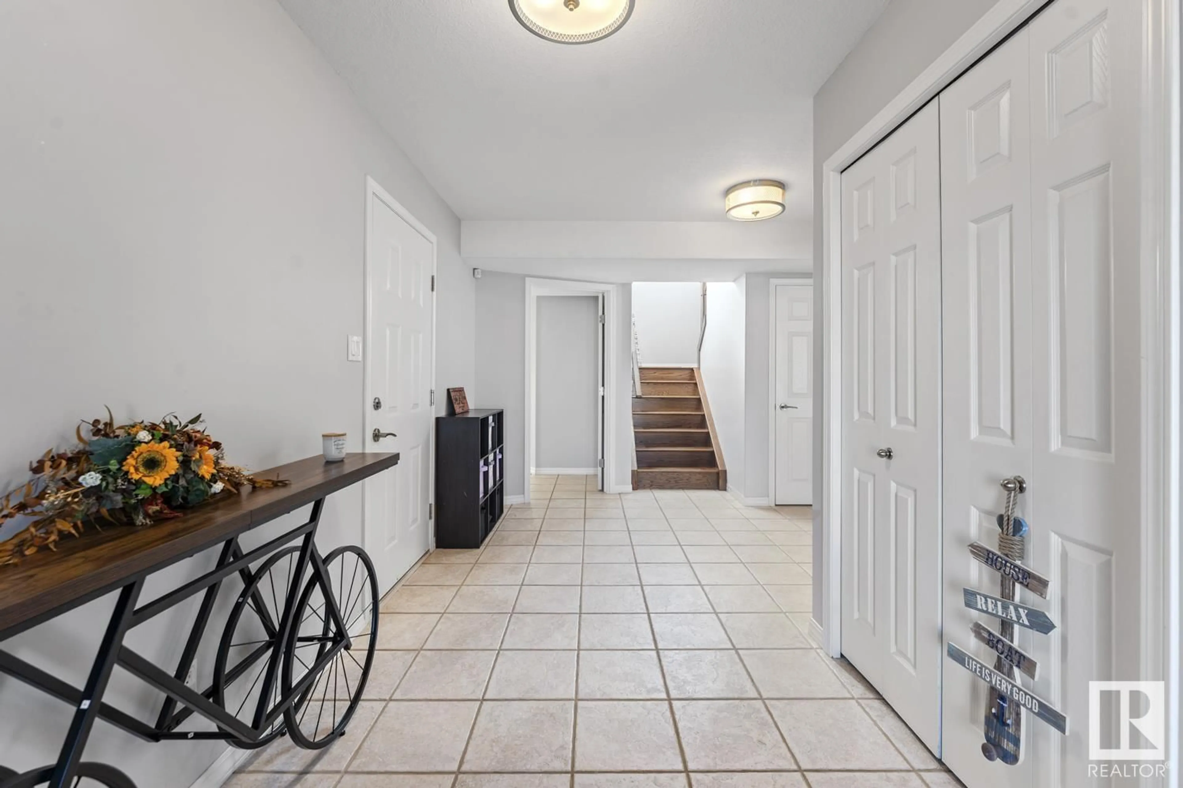 Indoor entryway for 801 BEACH AV, Cold Lake Alberta T9M1K7