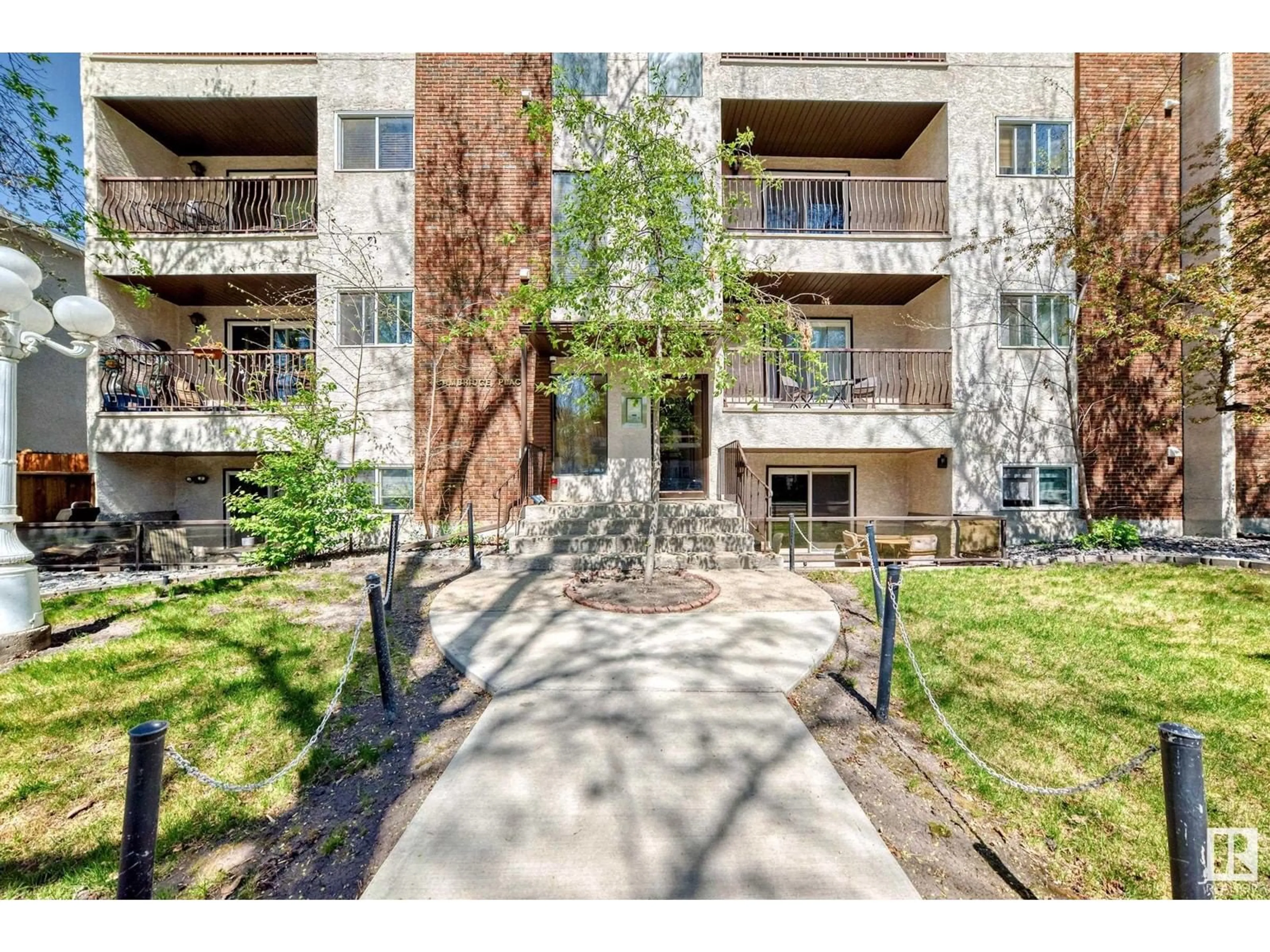 Patio, street for #003 - 10520 80 AV, Edmonton Alberta T6E1V3