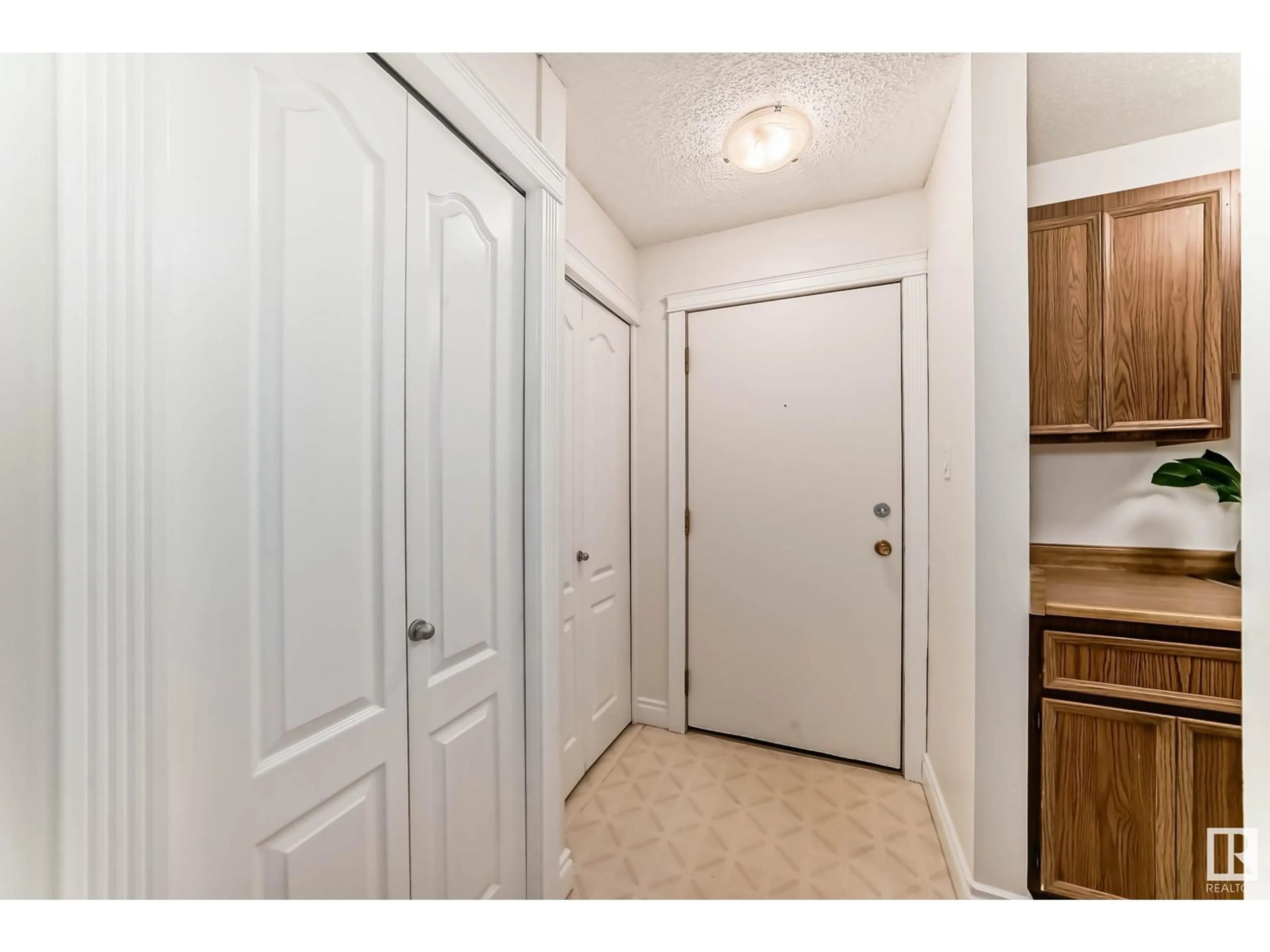 Indoor entryway for #003 - 10520 80 AV, Edmonton Alberta T6E1V3