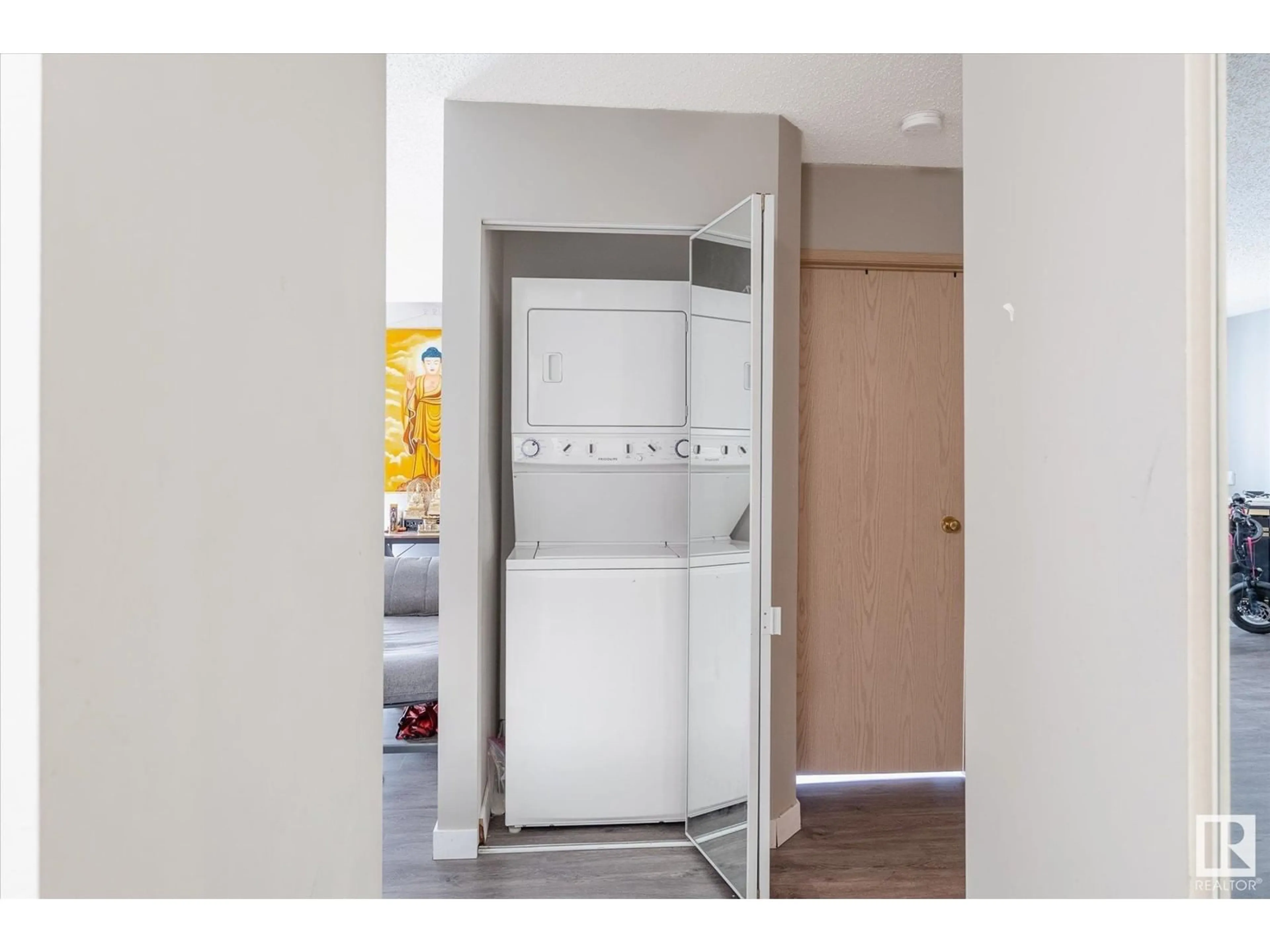 Indoor entryway for 307 17467 98A AV NW, Edmonton Alberta T5T6E9