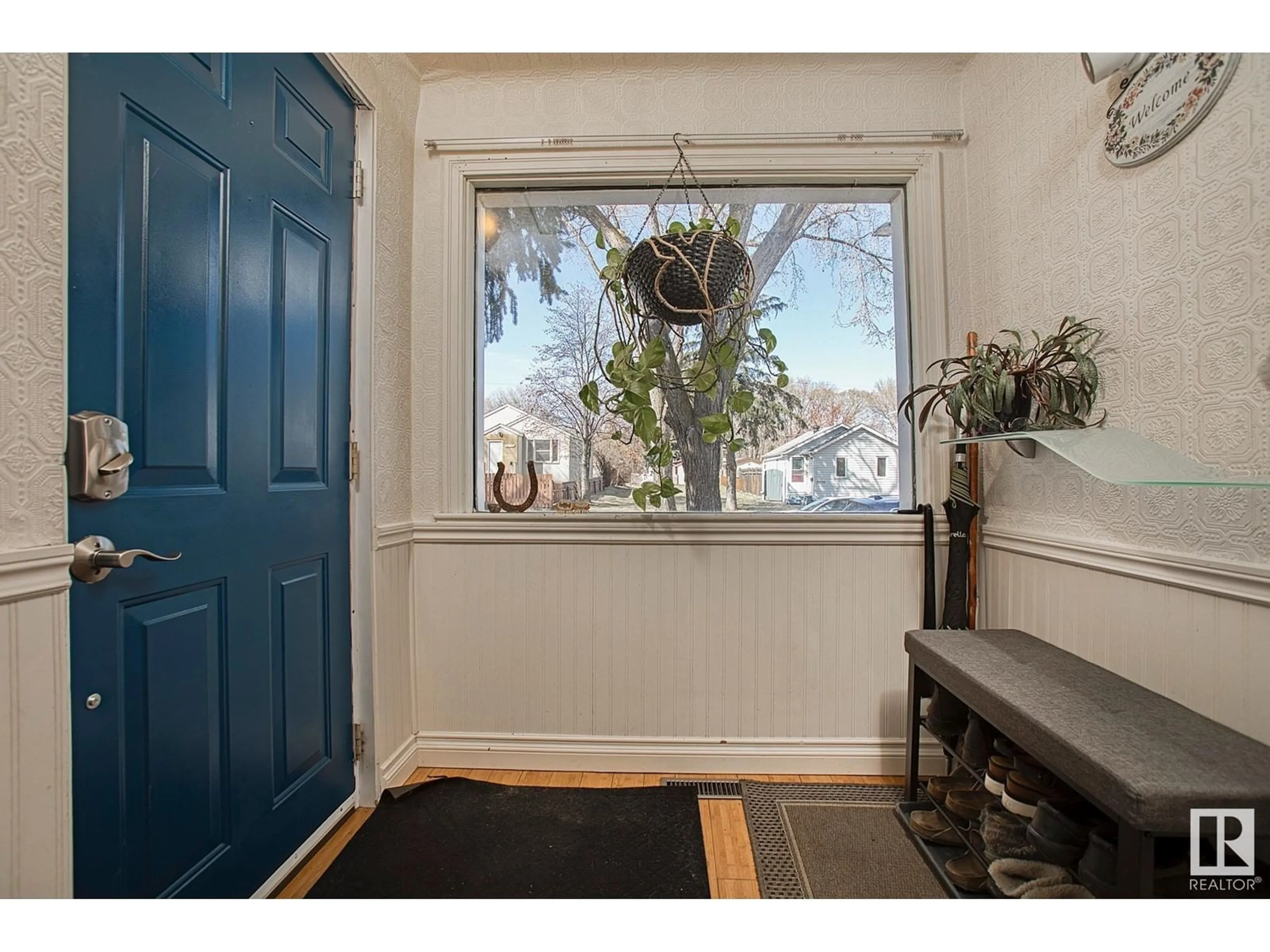 Indoor entryway for 12015 62 ST, Edmonton Alberta T5W4C9