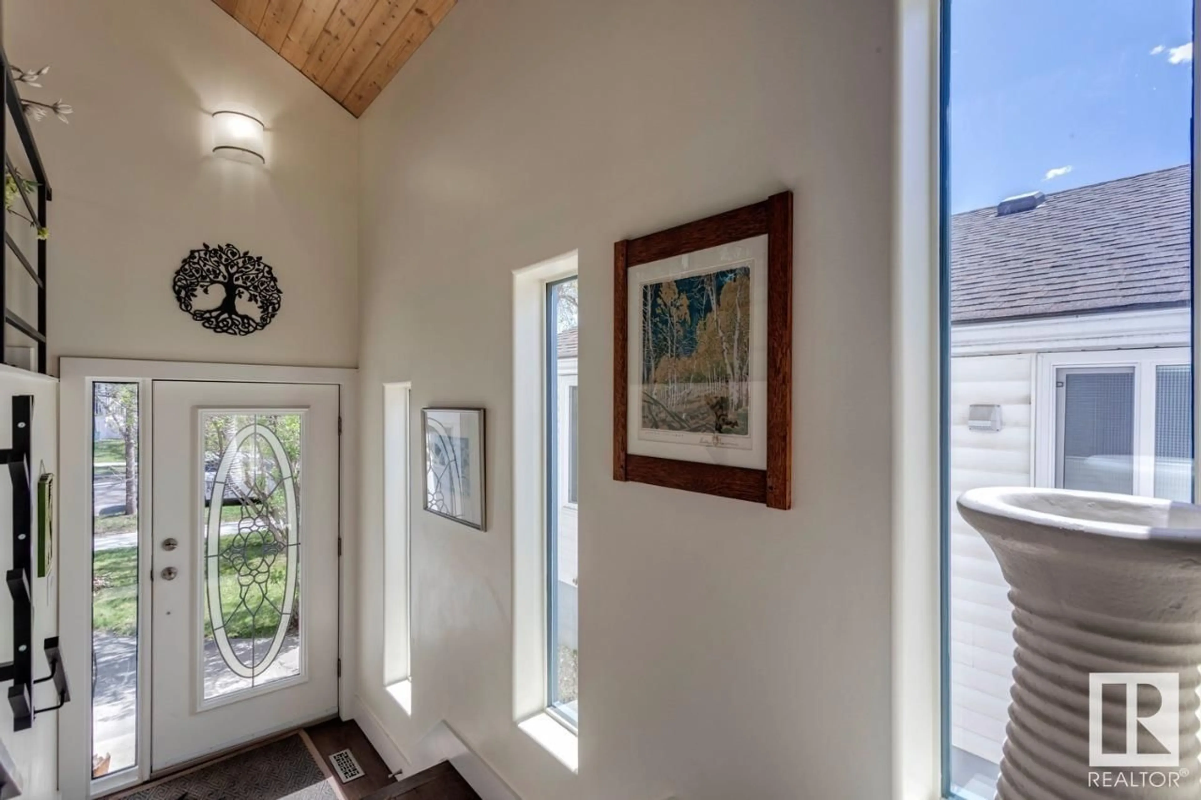 Indoor entryway for 11118 52 ST, Edmonton Alberta T5W3H7
