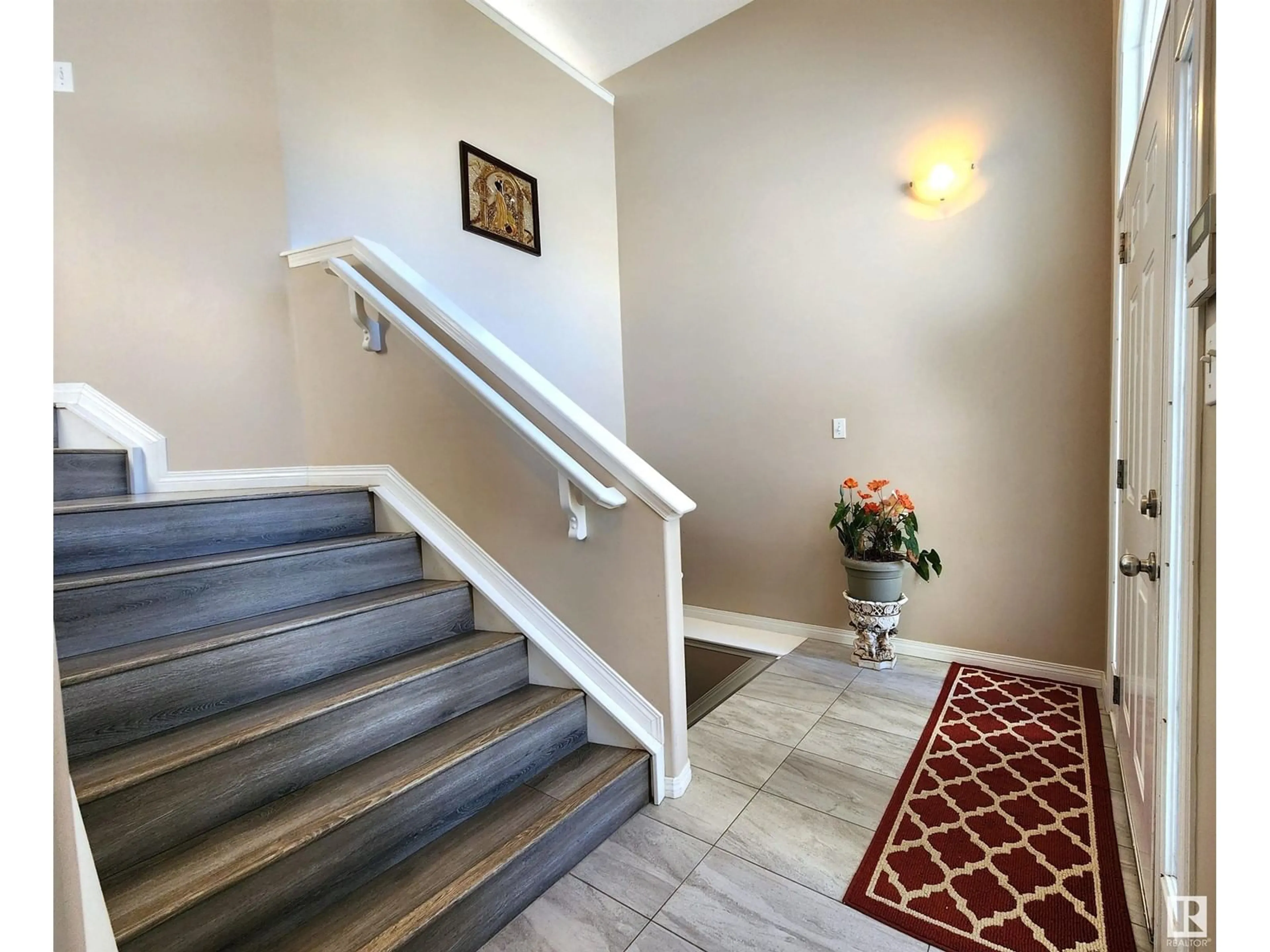 Indoor foyer for 3709 22A ST, Edmonton Alberta T6T1V7