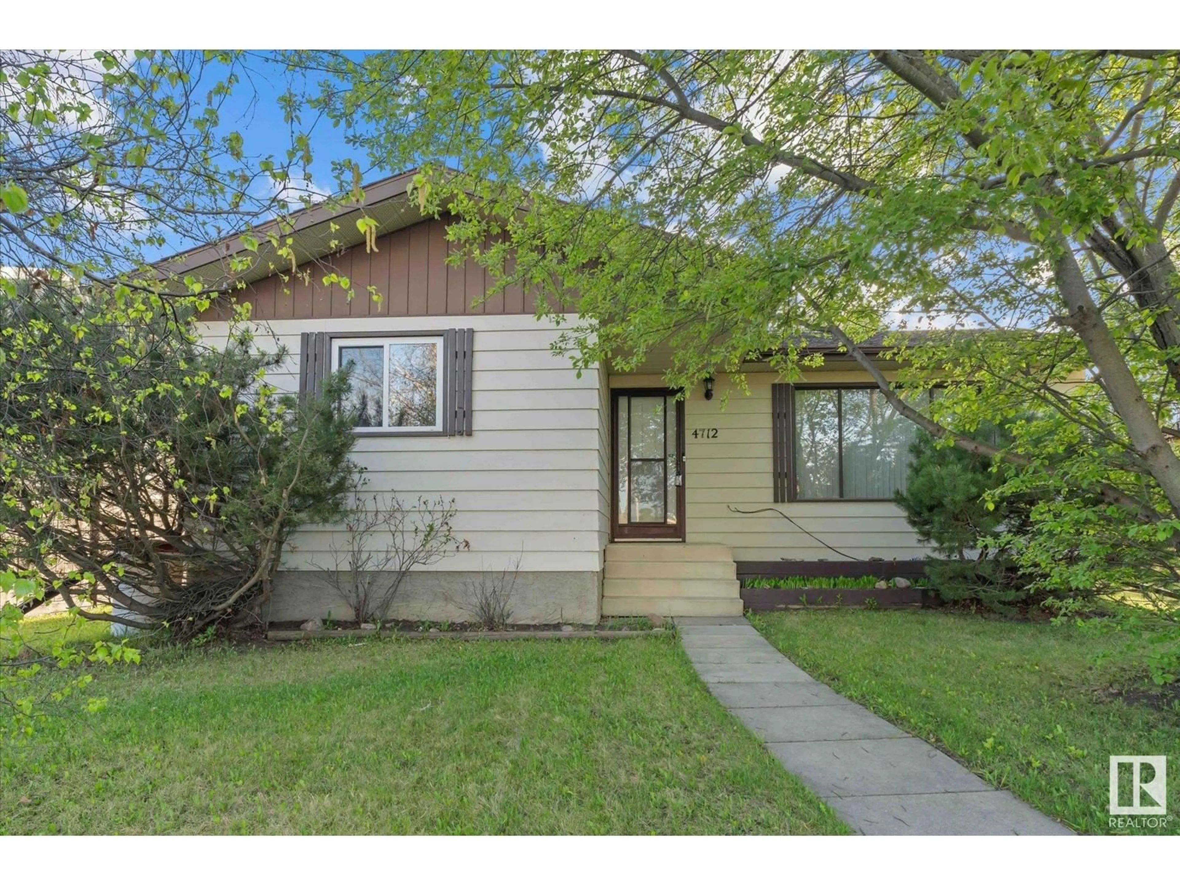 Home with vinyl exterior material, street for 4712 52 ST, Onoway Alberta T0E1V0