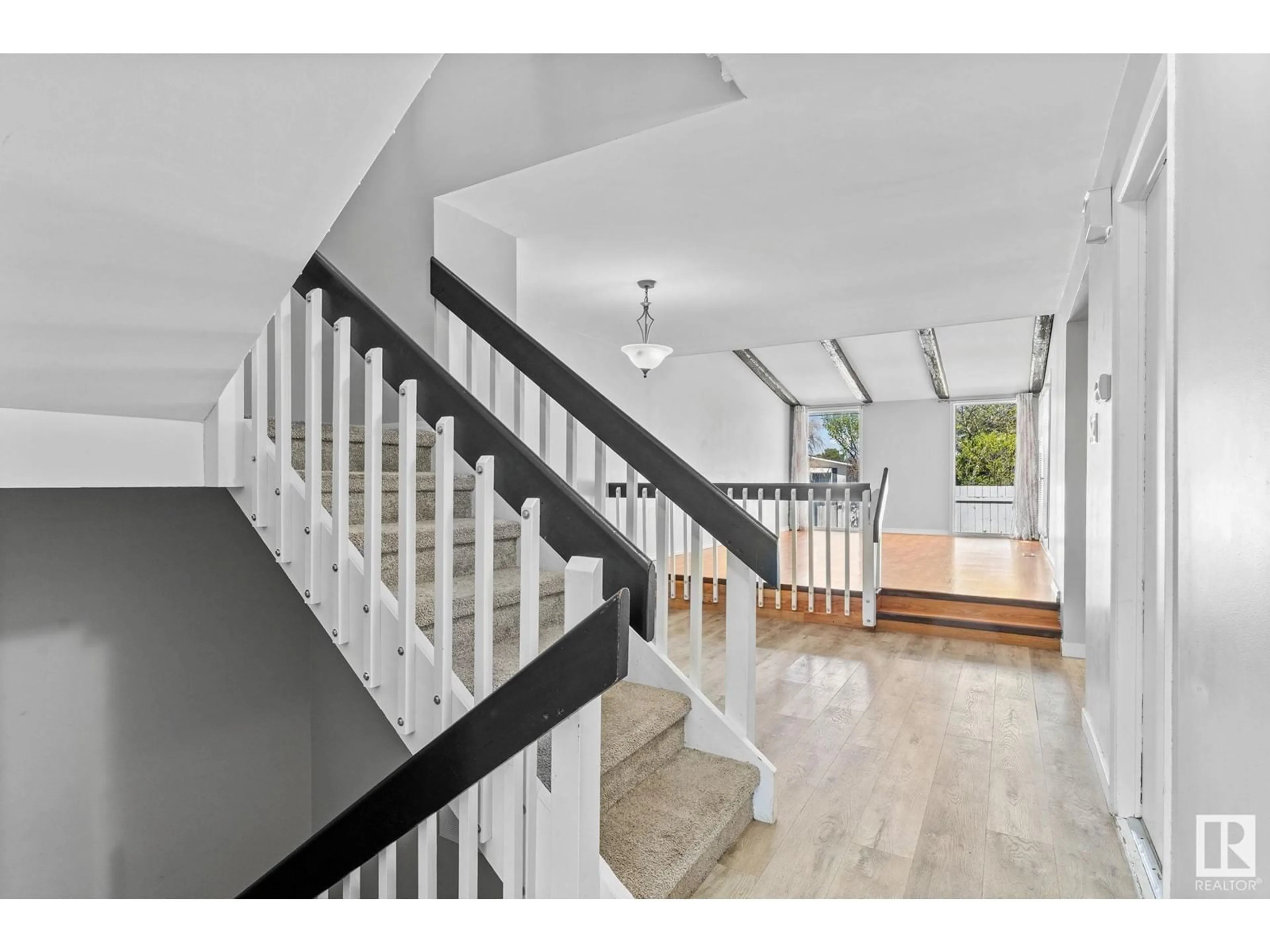 Indoor foyer for 142 LEE RIDGE RD, Edmonton Alberta T6K0M9