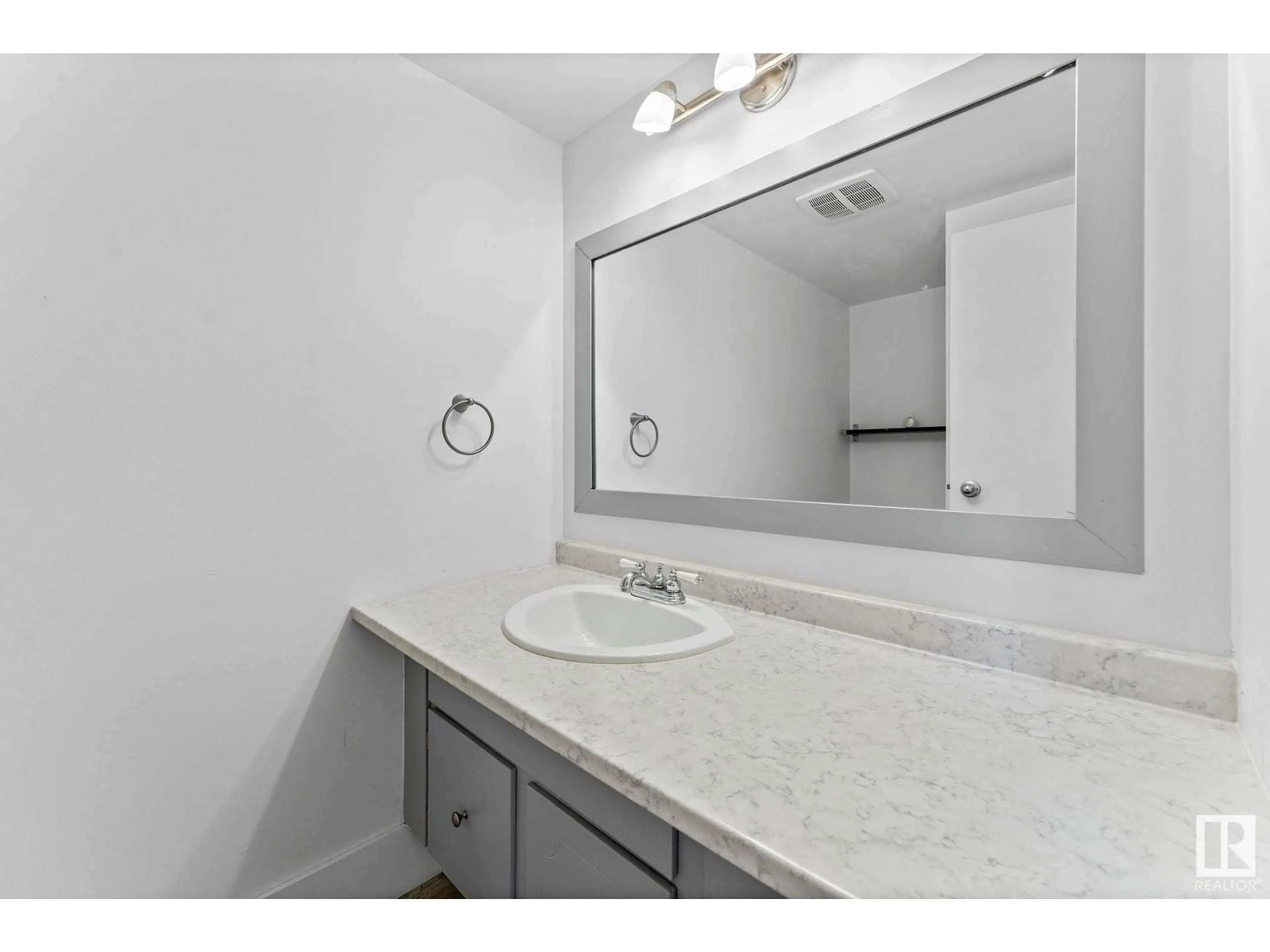 Standard bathroom, unknown for 142 LEE RIDGE RD, Edmonton Alberta T6K0M9