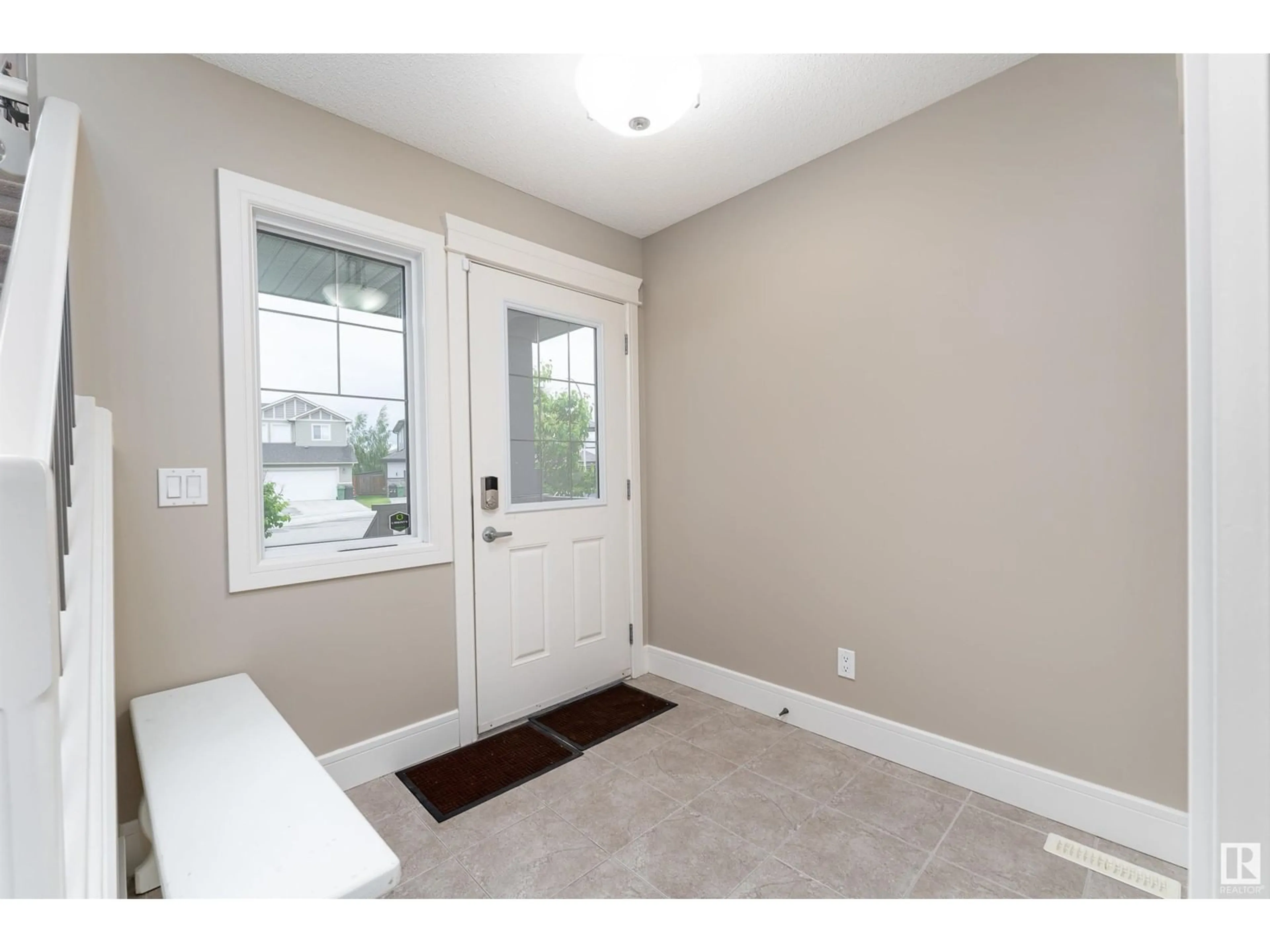 Indoor entryway for 13 SANTA FE CT, Fort Saskatchewan Alberta T8L0J6