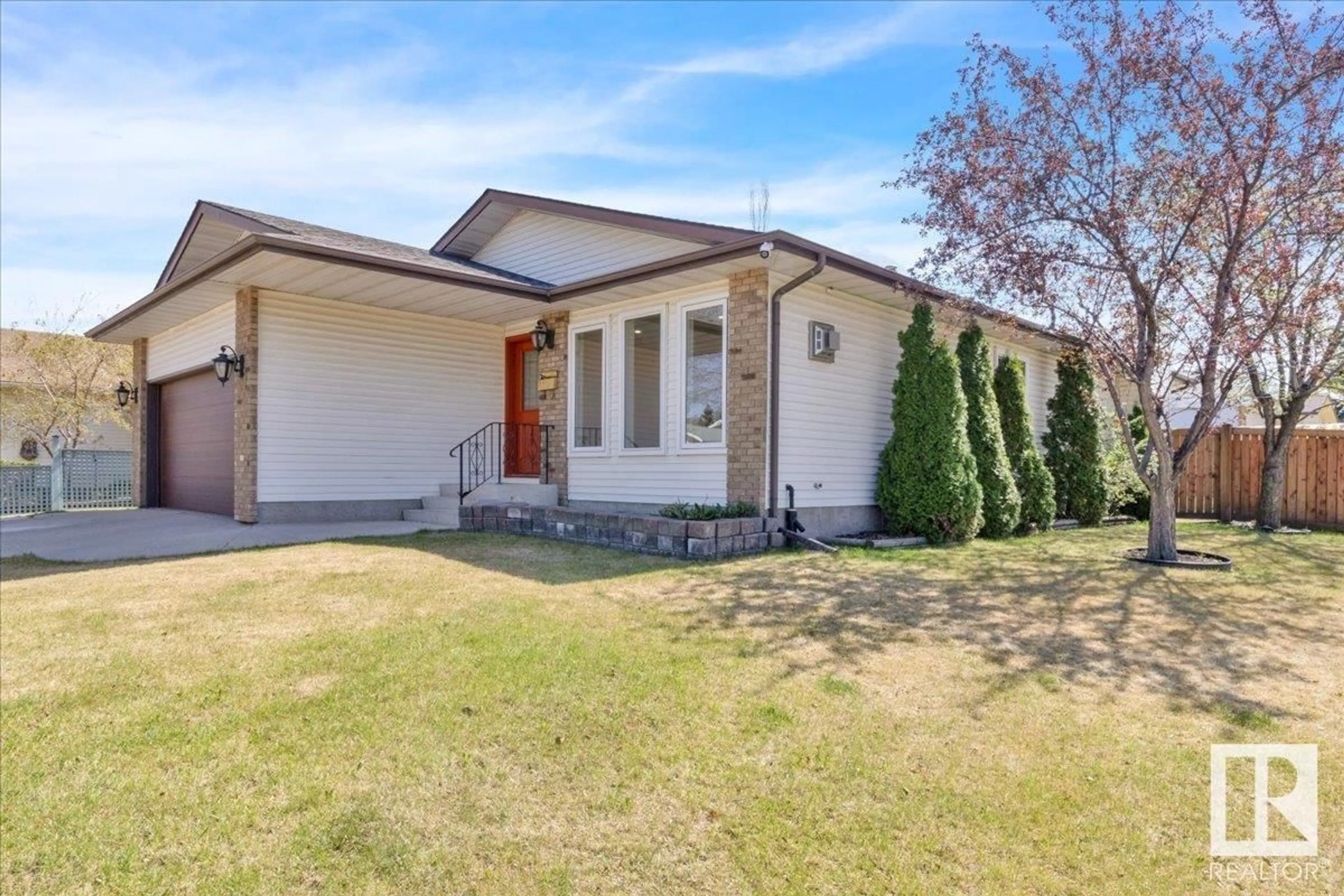 Home with vinyl exterior material, street for 1 COACHMAN PL, Sherwood Park Alberta T8H1C1