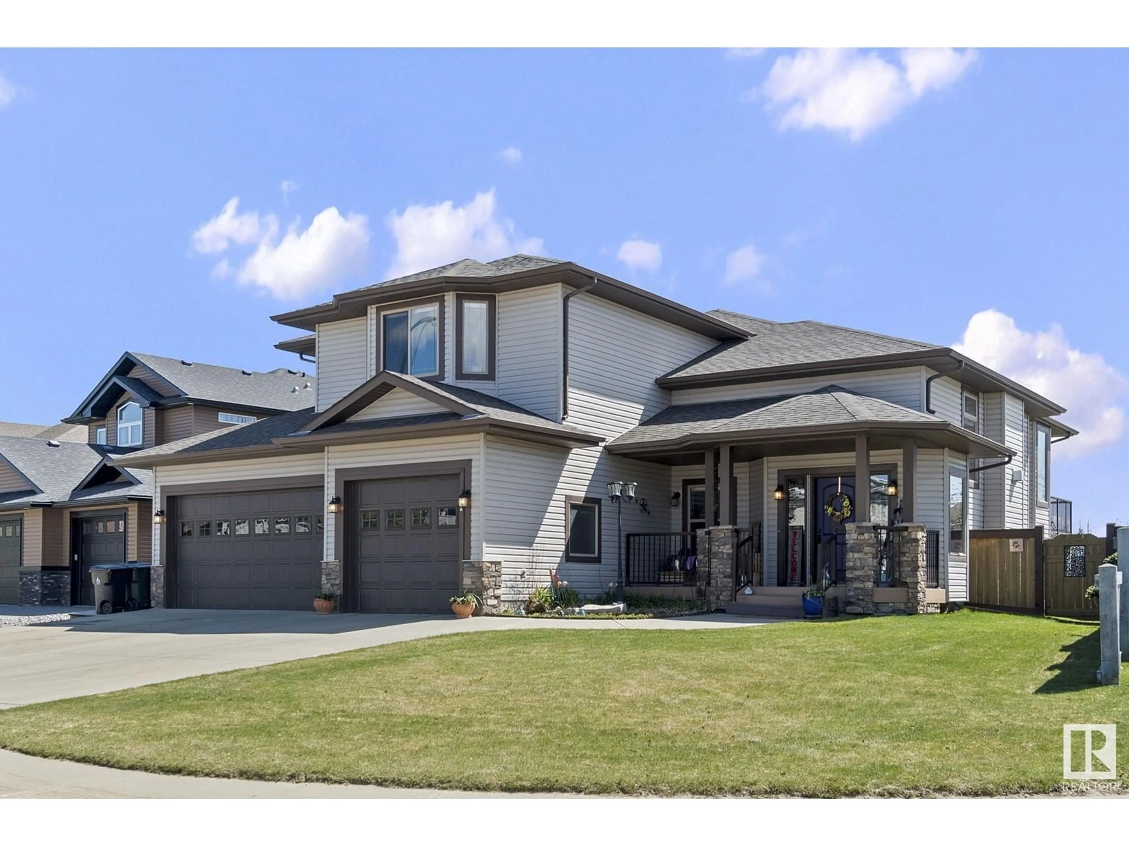 Home with vinyl exterior material, street for 1 DILLWORTH CR, Spruce Grove Alberta T7X0E6