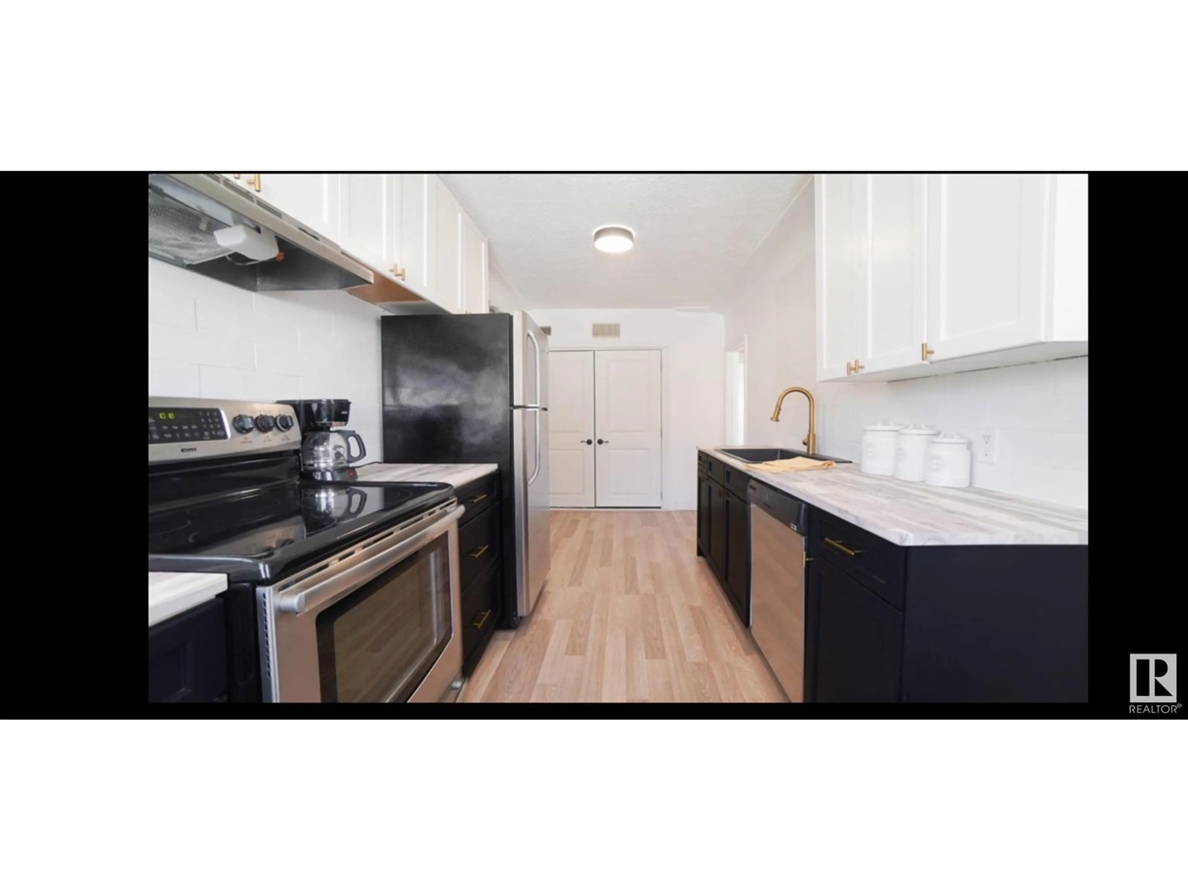 Standard kitchen, wood/laminate floor for NW - 11308 91 ST, Edmonton Alberta T5B4A3