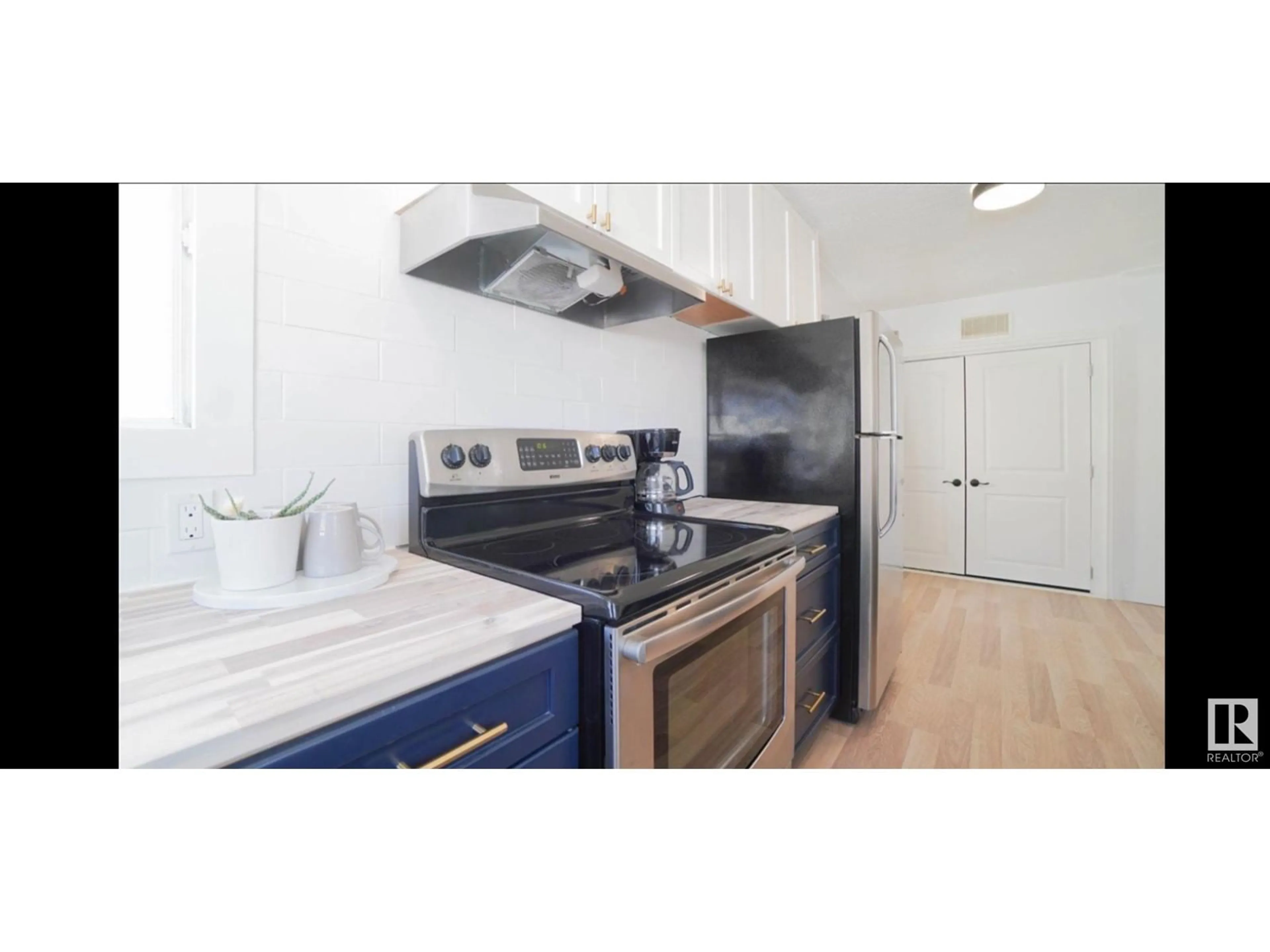 Standard kitchen, wood/laminate floor for NW - 11308 91 ST, Edmonton Alberta T5B4A3