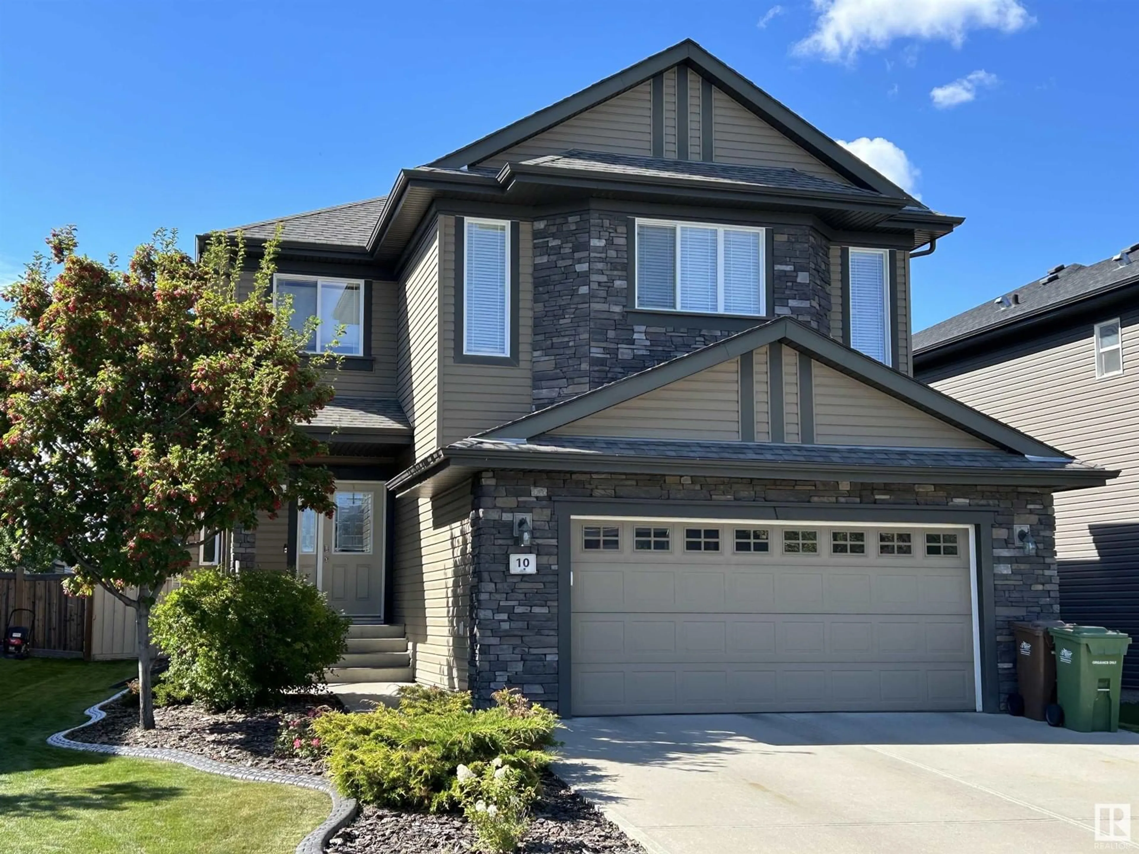 Home with vinyl exterior material, street for 10 EASTVIEW ST, St. Albert Alberta T8N4G5